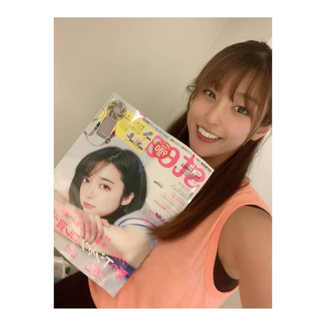 岡副麻希さんのインスタグラム写真 - (岡副麻希Instagram)「. 発売中のsteady ８月号 ✔︎夏のＴシャツ コレ買うリスト ⁡ ずっと出たいと言っていた着回し企画に載せていただきました🥺✨夢のようです〜、、、 ⁡ 私はフレンチスリーブ、パフスリーブを， 朝日ちゃんはベーシックＴシャツ、映えＴシャツを😊 個人的に朝日ちゃんと同じ企画もうれしくてうれしくて♡ ⁡ 着てはっぴーになる夏コーデと技がたくさん詰まっているのでぜひチェックしてみてください😉🌈  かわいいお洋服を見に纏うと気分が上がる…！！！💖 ありがとうございました🥺❣️  ⁡ ⁡ #steady#Tシャツコーデ#夏コーデ#フレンチスリーブ#パフスリーブ#ベーシックTシャツ#映えTシャツ ⁡ ⁡ ⁡ ⁡」7月13日 13時39分 - maki_okazoe_official