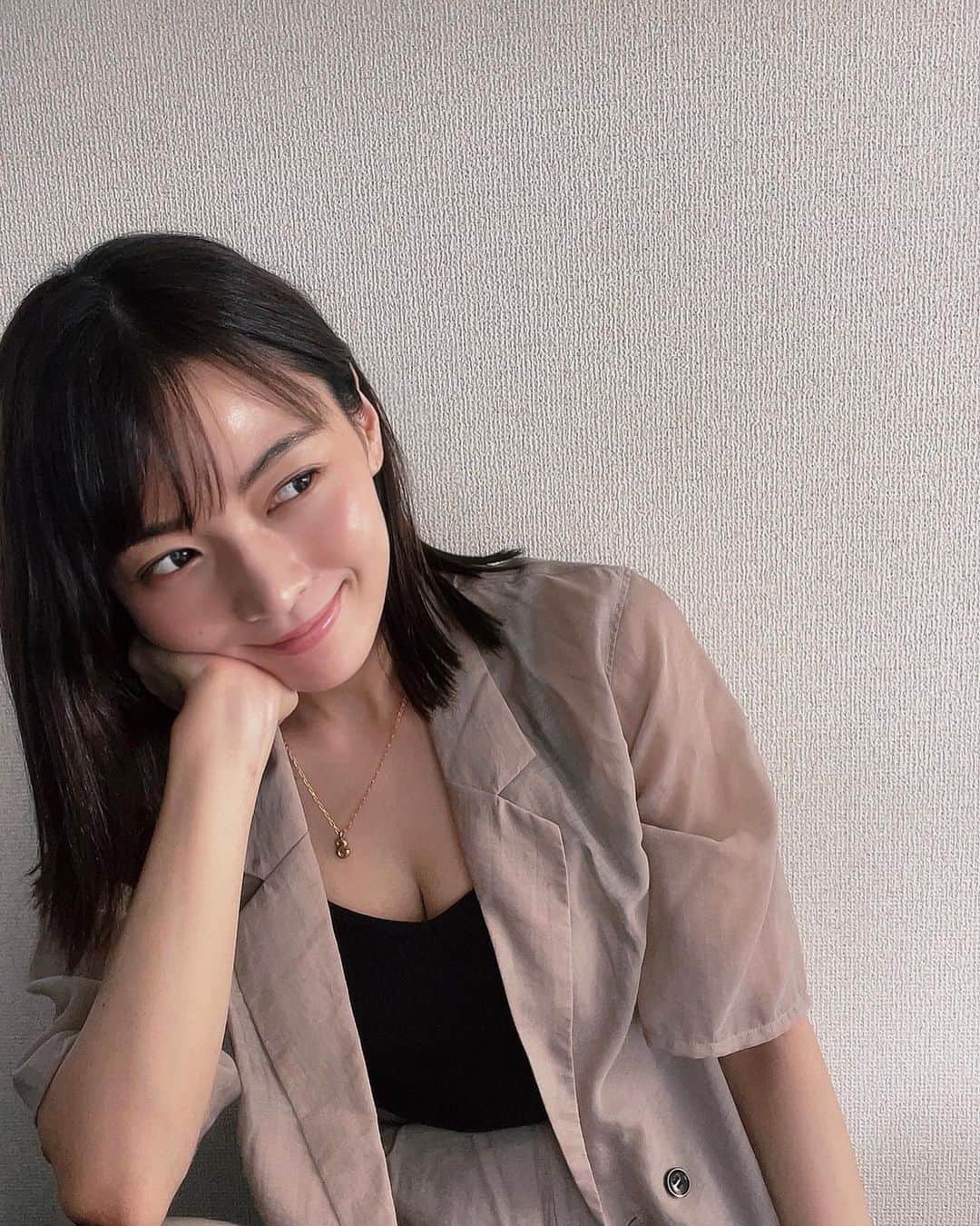 伊藤しほ乃のインスタグラム：「髪切ってトリートメント🥺  伸ばそうと思ってたけど、結局このくらいの長さが落ち着きます←  やっと生き返った🥺🙌  @hide_0721  ありがとうございます！  #三枚目わかりやすい」
