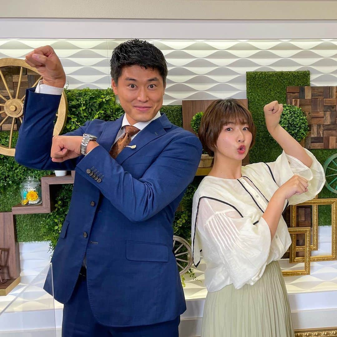 稲富菜穂さんのインスタグラム写真 - (稲富菜穂Instagram)「松尾幸一郎アナとも🐴ポーズ🤣  松尾アナも優しくて会うとニカッ😁って素敵スマイルで出迎えてくださり、爽やかすぎるんです！  眩しいくらいのスマイル頂いてます👏☀️  私も皆さんも夏の小倉競馬攻略できますように..🐴笑  #テレビ西日本 #TNC #競馬BEAT #松尾幸一郎 アナ #爽やかスマイル #ごちそうさまです」7月13日 13時56分 - inatomi74