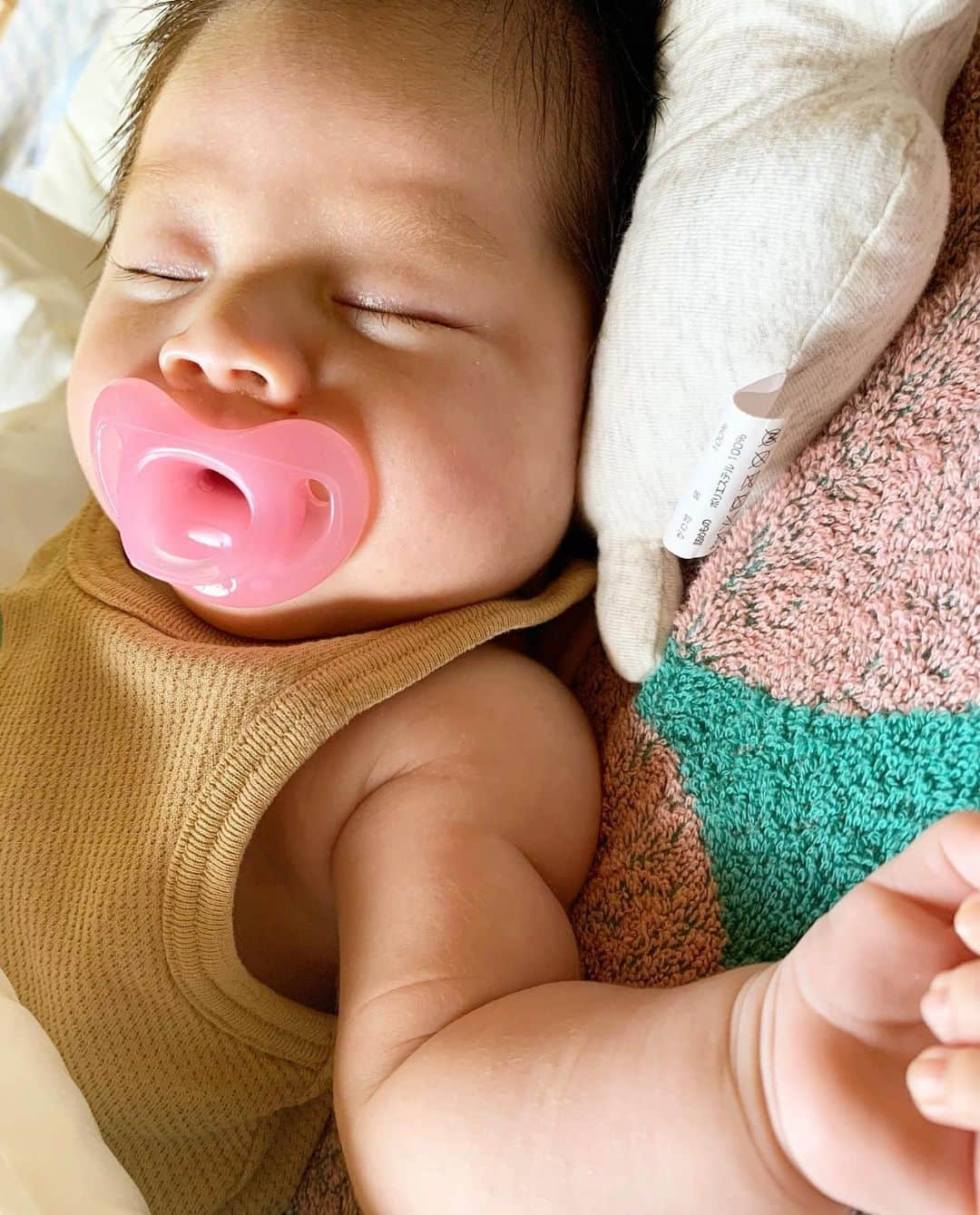 鳥越未玖のインスタグラム：「※ ※ 生後74日。2ヶ月半👶  里帰り(鹿児島)が終わってこっちに 帰ってきて1週間経ちました。 ・ ・ 鹿児島では本当に 家族にたくさん助けてもらって のんびり過ごしてきたけど こっちではほぼ1人で凛と過ごす時間が 多くて、てんやわんやな毎日です🤣 ・ ・ ご近所の早織とタクがすごく気にかけてくれて 助けてくれてます🥺 本当にありがたい😭。。 @saori_motto  @taku_o221   いつもありがとう。 ・ ・ 自分が母になって 産んだ時も思ったけど、 より母のことを尊敬する気持ちが 増してます‼️ ・ ・ 凛を抱っこして 腕がさらにムキムキになりそうだけど 逞しい子に育ってほしいので 私も逞しい母ちゃんになれるように 日々楽しんでがんばります💪💪」