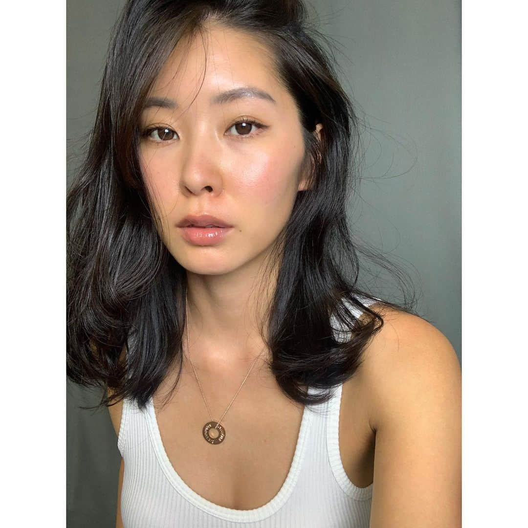 福山智可子さんのインスタグラム写真 - (福山智可子Instagram)「I love my new hair 😍 thank you @endymaniq  セルフィ失礼します。伸ばしていた髪の毛を10cmほど切ったよ！アクシデントで焼けてしまった肌にも合う気がする♡😋 どうでしょう？ . #newhair #semilong #イメチェン #黒髪ミディアム」7月13日 14時10分 - chikako808