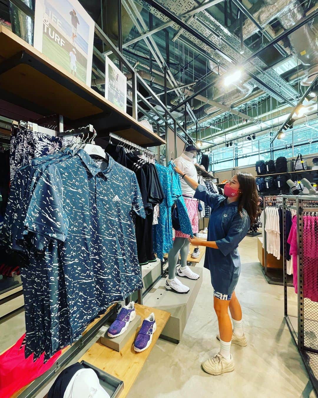 森田遥のインスタグラム：「アディダスブランドセンターRAYARD MIYASHITA PARKに行って来ました！ . . この店舗ではゴルフ品も扱い始めたということで、私も履いているコードカオス21やZG21も並んでいました😎（アディダスブランドコアストア銀座、六本木ヒルズ店にもゴルフ品置いてるみたい⛳️） . . とっても広い店内で、お買い物しやすく、私も大好きな店舗なので、ゴルフ品も並ぶようになって嬉しい🥰 ゴルファーの皆さん、ぜひお立ち寄り下さーい🧚‍♀️🧚‍♀️🧚‍♀️  #アディダスゴルフ #コードカオス21 #ずっとゴルフ #createdwithadidas @adidasgolf @adidastokyo」