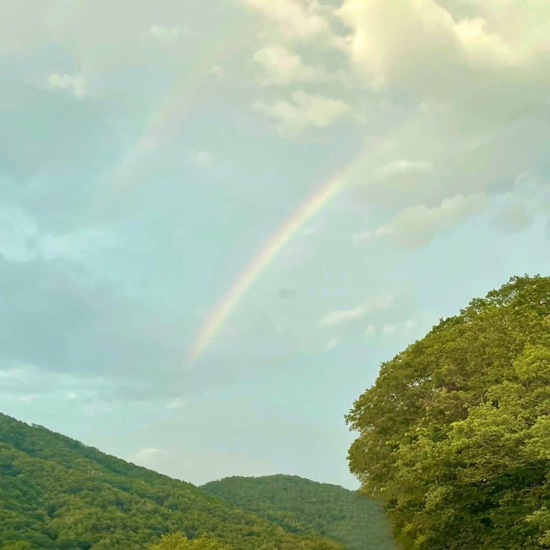 山田佳子さんのインスタグラム写真 - (山田佳子Instagram)「帰り道、空に虹がかかっているの見えた🌈 消えかけだったけど、何だか嬉しくなった😆💕 ⁡ ⁡ #消えかけ #空に虹 #何だか #嬉しくなった #やっぱり #虹っていいな #🌈 #帰り道 ⁡ ⁡」7月13日 20時22分 - yoshiko117