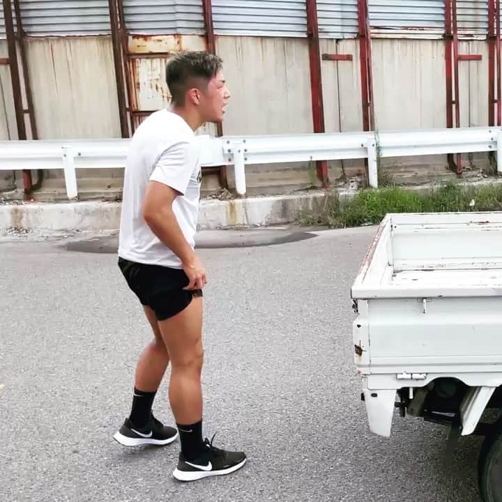 のインスタグラム：「はじめての軽トラ押し  #WORLDTREEGYM  〒652-0881 兵庫県神戸市兵庫区松原通4丁目4-7花一ビル 1  #格闘家 #格闘技 #ボクシング #ムエタイ  #キックボクシング #muaythai  #kickboxing  #boxing  #workout  #喧嘩自慢  #弘輝  #k1wgp  #パーソナルトレーニング #ジム #フィットネス #ダイエット #ワークアウト #エクササイズ #筋トレ」