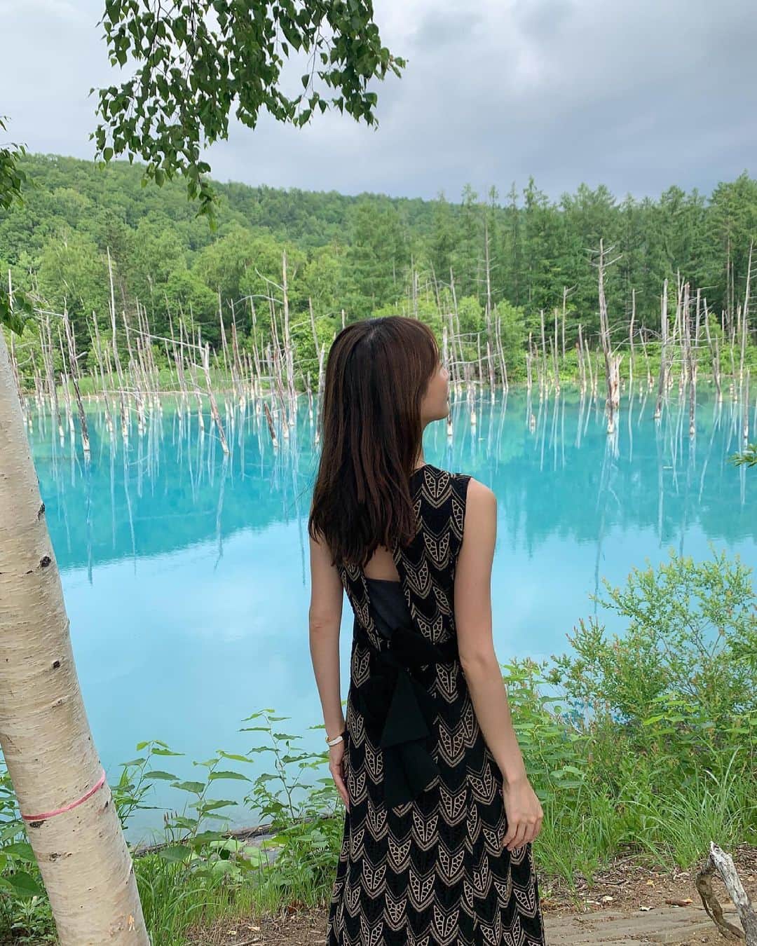 舞川あいくさんのインスタグラム写真 - (舞川あいくInstagram)「幻想的な青い池🦋🤍🌈✨  北海道の素敵な場所をジョシスタで沢山訪れてきた。 10年間通い続けている北海道 大好きな場所😌💕  Dress: @fray_id   #hokkaido #北海道 #青い池」7月13日 16時01分 - aiku_0817__