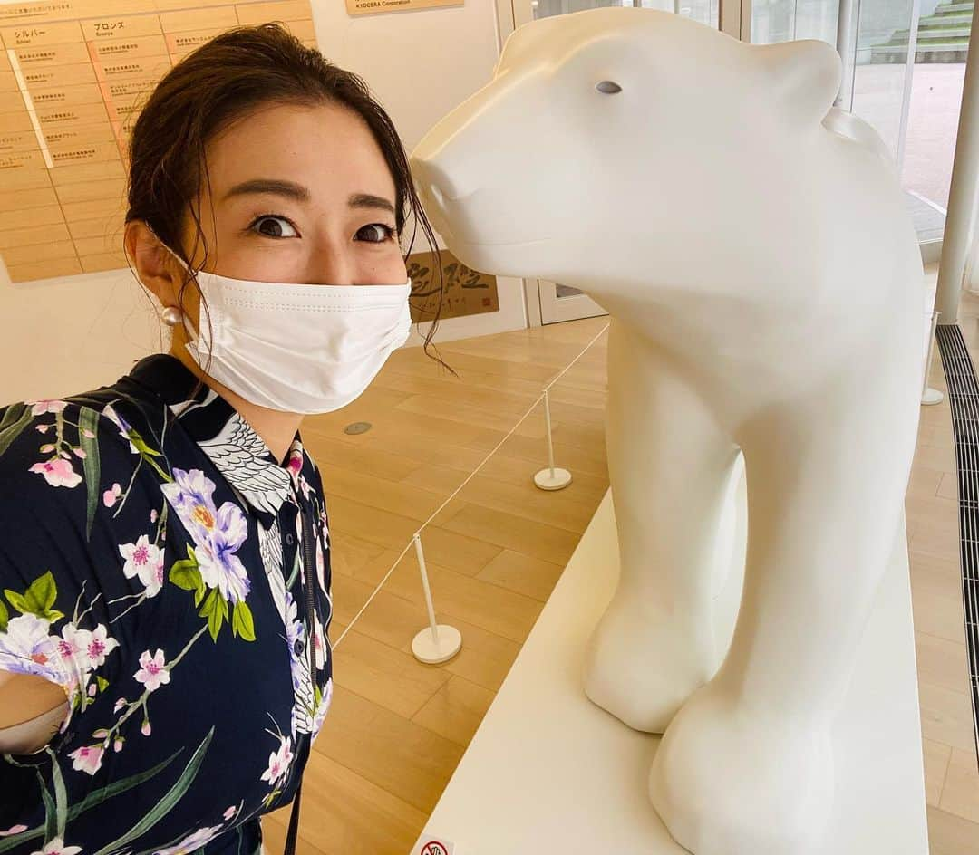 村西利恵のインスタグラム：「✔︎ 久しぶりに美術展へ。 ⁡ 京都市京セラ美術館で開催中の ⁡ 「フランソワ・ポンポン展」に行ってきました🐻‍❄️ ⁡ たくさんの動物彫刻を残したポンポンさんの作品で ⁡ 特に有名なのはこのシロクマ♡ ⁡ 愛らしいフォルムなのですが、良く見ると ⁡ 動き出す瞬間の筋肉の形はちゃんと表現されていて ⁡ 曲線美にとても惹かれました(犬の飼い主目線)😳 ⁡ 9月5日まで行われていますのでぜひお出かけ下さい💕 ⁡ ⁡ おまけ写真はシロクマならぬ、うちのクロイヌ🐕‍🦺 ⁡ 先日、前に住んでいた家の前を通りかかった時 ⁡ 「前のおうちに帰りたい」と ⁡ 玄関前で籠城された時の写真ですｗ ⁡ 親バカですが、この意思の強そうな顔がたまらんカワイイと思ってます😍 ⁡ ⁡ #ポンポン展 #ピーチケパーチケ #ロケでした #見どころいっぱい #オシャレな美術館 #京セラ美術館 #カフェも綺麗でした #シロクマ #🐻‍❄️ #クロイヌ #🐕‍🦺 #フレンチブルドッグ  #フレンチブルドッグのいる生活  #リオン #もうすぐ2歳 #長生きしてね #ちなみに女の子です #カンテら #ラジオ聴いてくださった方 #ありがとうございました #1週間ほどradikoでも聴けます」