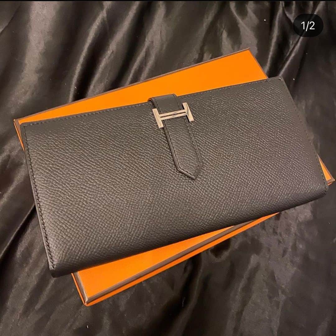MASAMIのインスタグラム：「そういえば半年前くらいに財布変えました👛もうボロボロで見る影もないです。 この財布は百万円ぴったり入るから百万円常に入れるってローランドが言ってました。見栄張って入れてみたけど お金ないからこの財布向いてないと思いました。 3枚目のハートのレアビトンは神様がくれました。」