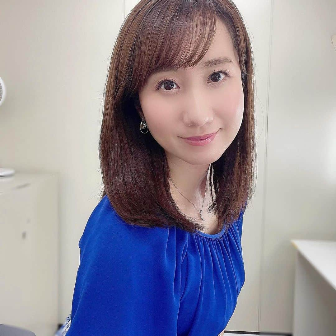 吉井明子さんのインスタグラム写真 - (吉井明子Instagram)「きょうは九州北部と中国地方で 梅雨明けの発表がありました☀️（九州北部については、昨夜の放送でちらっと予告していました☺️） 一方で、大気の不安定な状態が続いています⚡️ このあとも空模様の変化に注意をして、安全にお過ごしください😌✨  月曜日は、青のふんわりしたブラウスに白地に青の柄のロングスカート。雨に警戒モードが続いているので、髪はシンプルに。  季節は着々と梅雨から夏に向かっていますね。皆さんは夏の楽しみって何かありますか？まだ色々と自由にはならない部分もありますが…身近で楽しめる夏🏖といえば、私はスイカ🍉とか、夏空にもくもくする入道雲とか、夕立のあとに３度くらいスーッと気温が下がるときの空気とか…食べ物と天気〜😂  #大気不安定 #雷 #thunder #7月13日 #火曜日#気象情報 #天気予報 #気象予報士 #気象キャスター #weatherforecaster #기상캐스터　#氣象主播 #吉井明子 #zerooclock #シンデレラタイムのお天気 #きょう一番早い天気予報 #nhk #bs1 #bs4k #bsニュース4k #青ブラウス #ストレートヘアアレンジ」7月13日 17時30分 - akiko_yoshii_sunny_rain