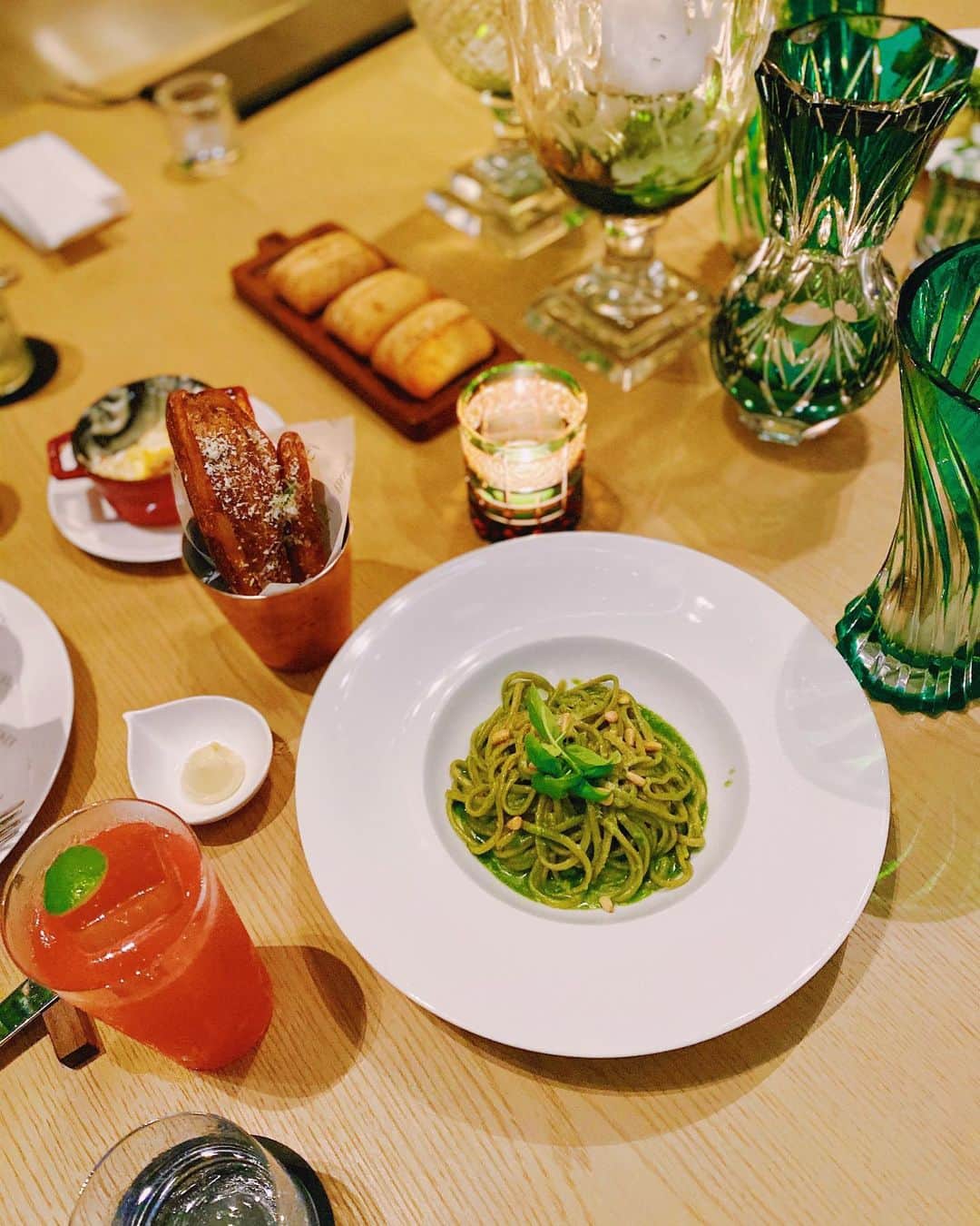 メロディー洋子のインスタグラム：「Yum yum yum! Dining at The Edition hotel 💚🌿✨  🍝 Fresh Pesto Linguine 🧀 Parmesan Cheese Fries ————————————— 🥑 Avocado Toast Fried Egg  What is your favorite food to order?」