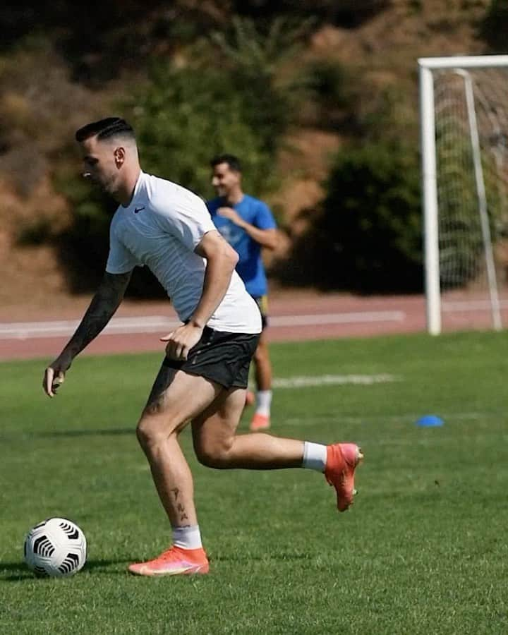 アルバロ・バスケスのインスタグラム：「Un pequeño resumen de lo que ha sido mi preparación para la pretemporada en @globalperformancesport . Con muchas ganas de que pase mi cuarentena y volver junto a mi equipo para darlo todo esta temporada! @realsporting 💪🏽❤️🤍  . . . 🎥 @davidacedo」