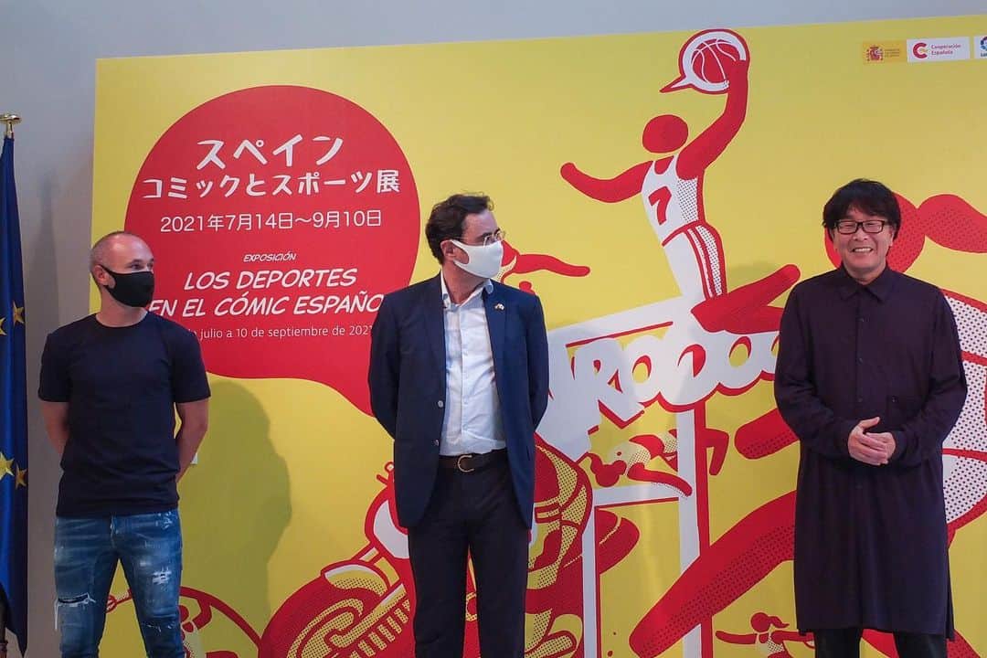 アンドレス・イニエスタさんのインスタグラム写真 - (アンドレス・イニエスタInstagram)「Un placer poder inaugurar la exposición “Los deportes en el cómic español” en la embajada de España en Japón 🇪🇸🤝🇯🇵  東京にあるスペイン大使館で「スペインコミックとスポーツ展」に参加できて誇りに思います。🇪🇸🤝🇯🇵」7月13日 20時33分 - andresiniesta8