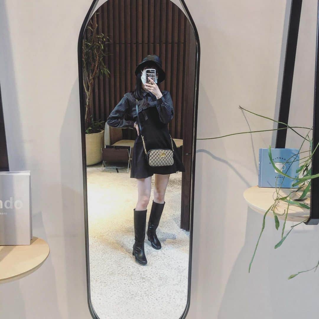 のインスタグラム：「この服可愛いけど夏になっちゃったからしばらく着れないな〜 早く秋にならんかな  #韓国ファッション #photo #japan #model #me #hair #fashion #selfie #makeup  #followme #instagood #camera #instadaily #dailylook #사진 #데일리  #데일리 #셀카 #메이크업 #아이돌 #일본 #일본여자 #오오티디」
