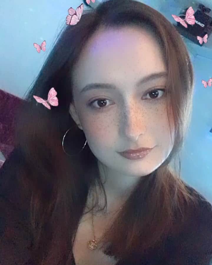 アシュリーのインスタグラム：「🦋」