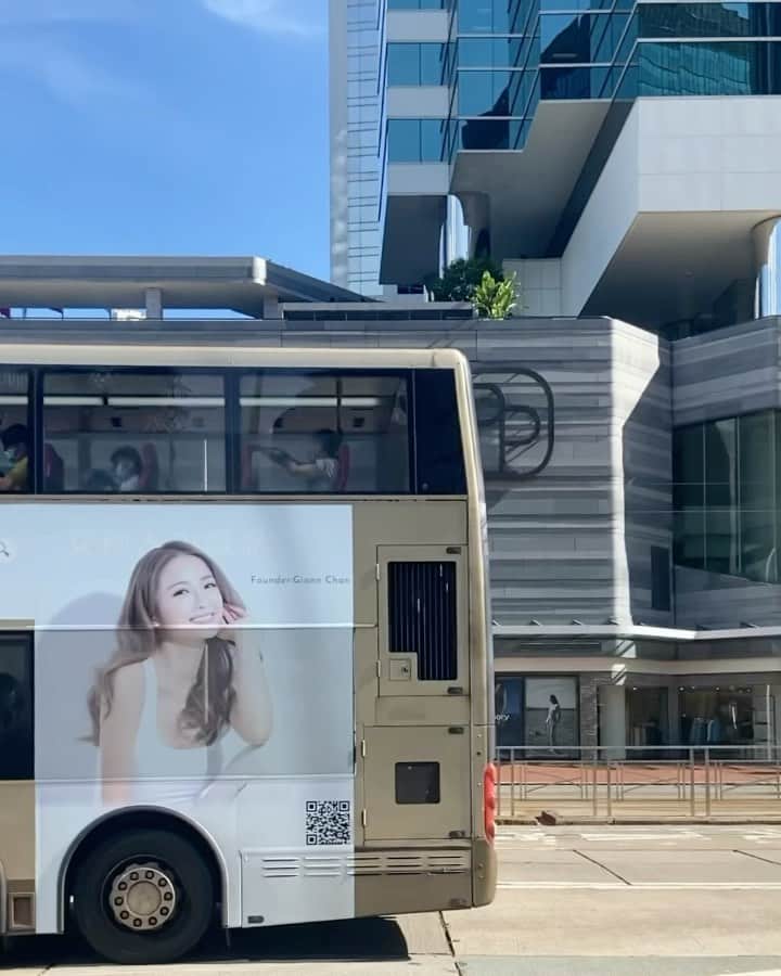 Giann Chanのインスタグラム：「Bus ad was one of the hardest commercials to cast at the time when I was a model. I couldn't make it during my model career, but today I'm able to put myself on the bus ad! Feeling blessed 💙  If you're doubting yourself, don't! Keep dreaming and speaking dreams into existence. You can manifest anything you want in your life:)   我接過電視廣告、隧道平面廣告 但曾經好想接到巴士的print ad 一直都無緣 覺得是一個遺憾 今年還了其中一個心願。  Photographer: @laurence.photographer  Makeup: @candy_makeup  Brand: @truthisofficial   #Truthishk #Truthis #Busad #kmb #kmbhongkong #admiralty」