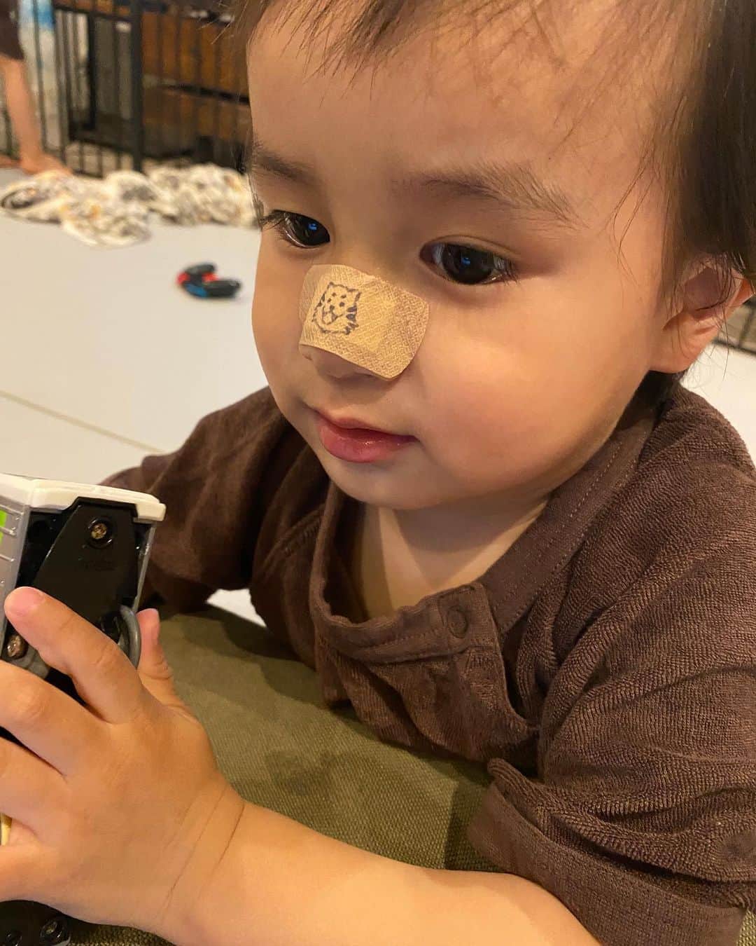 辻元舞さんのインスタグラム写真 - (辻元舞Instagram)「. 最近次男がずっと鼻にテープを貼っているので、ケガですか？とよく質問をいただいていました🙇🏻‍♀️ VERYで連載している 辻元舞の「自分ファースト」でいこう！ 8月号で次男の鼻の怪我のことを書きました👃🏻  抜糸までの1週間、触らないように毎日色んな絵を描いて説得してバンドエイド貼ってたな😂 2ヶ月経った今では、テーピングが剥がれると「とったー(とれた)」と自分で教えてくれるようになりました🥺  兄弟喧嘩が発端ですが、 私が目を離さなければ未然に防げたんじゃないか。 ソファーのクッションがたまたまズレていなければ… とモヤモヤしていたときも、 病院の先生にこの傷は一生残ると言われて落ち込んでいたときも、 次男のケロッとした笑顔に何度も救われました👶🏻  これをきっかけに、お互いに力加減を覚えつつこれからも仲良く兄弟喧嘩してくださいな😂 しばらくはテーピング生活頑張ろうね！  #次男#2歳#3歳差兄弟#兄弟喧嘩#男の子ママ」7月13日 20時44分 - mai_tsujimoto