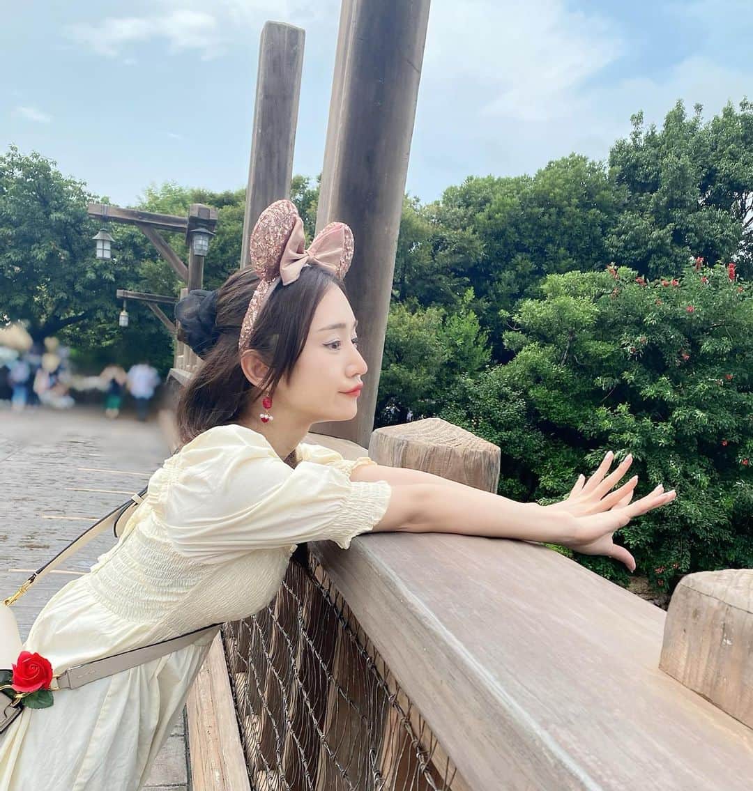 星奈あいさんのインスタグラム写真 - (星奈あいInstagram)「ディズニーシーに行ってきたよっ🐭 ずっと楽しみに計画してたから 開園直後に入ったのに あっという間だったあ😭！！ キャラグリがソーシャルディスタンス＋マスク着用だったり 食べ歩き系のお店があんまりやってなかったり 感染対策徹底してました☺️ さすがディズニー👏✨✨ . ワンピースと薔薇のピアスと薔薇の花(かばんに刺さってるやつ😂)と髪型シュシュをお揃いにして、 ベルのバウンドコーデ(というらしい) でした＼(^o^)／ わかったかな？？笑 そしてパークの中で女の子に声掛けていただいて 嬉しかったのにきょどってしまった😢 人見知りなの辛い… 友達といる時とかは好意的に声かけてくださるのとても嬉しいと思っております😭💞 . 土砂降りだったり晴れだったり バタバタしてたけど楽しかったな〜☺️ . おわり。  #ディズニー#ディズニーシー#disneysea#舞浜#梅雨ディズニー#雨ディズニー#お泊まりディズニー#お誕生日おめでとう#まいふれんど#ベル#バウンドコーデ#バウンドコーデプリンセス#星奈あい」7月13日 20時50分 - hoshina_r18