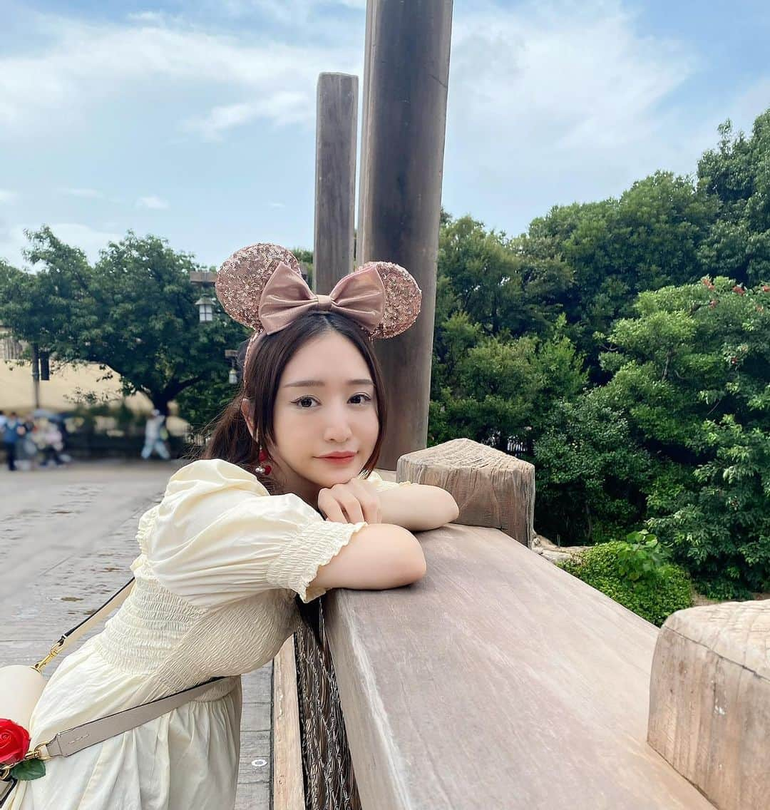 星奈あいさんのインスタグラム写真 - (星奈あいInstagram)「ディズニーシーに行ってきたよっ🐭 ずっと楽しみに計画してたから 開園直後に入ったのに あっという間だったあ😭！！ キャラグリがソーシャルディスタンス＋マスク着用だったり 食べ歩き系のお店があんまりやってなかったり 感染対策徹底してました☺️ さすがディズニー👏✨✨ . ワンピースと薔薇のピアスと薔薇の花(かばんに刺さってるやつ😂)と髪型シュシュをお揃いにして、 ベルのバウンドコーデ(というらしい) でした＼(^o^)／ わかったかな？？笑 そしてパークの中で女の子に声掛けていただいて 嬉しかったのにきょどってしまった😢 人見知りなの辛い… 友達といる時とかは好意的に声かけてくださるのとても嬉しいと思っております😭💞 . 土砂降りだったり晴れだったり バタバタしてたけど楽しかったな〜☺️ . おわり。  #ディズニー#ディズニーシー#disneysea#舞浜#梅雨ディズニー#雨ディズニー#お泊まりディズニー#お誕生日おめでとう#まいふれんど#ベル#バウンドコーデ#バウンドコーデプリンセス#星奈あい」7月13日 20時50分 - hoshina_r18