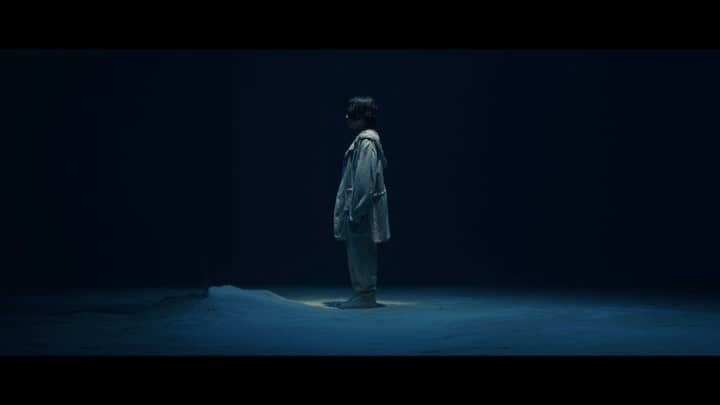 のインスタグラム：「取り急ぎcure TOUR 最終日 福岡みんなありがとう！ 急遽駆けつけてくれたHISAくん @hisa1108 とそめちゃん @hirasome に感謝🙏🔥 ゲストの @yonyon.j と @nezumanami も🤝  そしてこのツアーの中でも大事に歌ってきた「Thinkin about us」のMVを公開しました🪞  全てのあらゆる人が自由に選択でき、 自分のことをどんな時でも話せる社会へなることを願います。  MUSIC: Lyrics : SIRUP Music : SIRUP / Yaffle @yaffl3 Sound Produced by Yaffle Recording Engineer : Hiraku Someno @hirasome  at monogram sounds Mixing Engineer: Masahito Komori @komorimasahito at ABS Recordings Mastering Engineer : Joe LaPorta @jlaportamasters  (Sterling Sound)  VIDEO STAFF: Director / Editor：Masaki Watanabe (maxilla) @masakebab Cinematographer：Ryosuke Sato @ryosukesato98 Lighting Director：Michito Hokari @mikkunpokry Steadicam Operator：Takuma Iwata @steadicam_takuma Camera Assistant：Sei Shimura @sei.shimu, Tokiya Nakane Best Boy：NINJA-KONO  Lighting Assistant：Ryo Maeda, Hirotaka Nakajima Light board Operator : Kaede Fukazawa (PC Lights), Daisuke Miura (fmt)  Photographer：HARUTA @harutaaaaaaa Stylist : TEPPEI @stylist_teppei Stylist Assistant：Keisuke Morita  Hair&Makeup (SIRUP) : Taro Yoshida (W) @taro6078 Hair&Makeup Assistant (SIRUP) : Mei Uehara Hair&Makeup (CAST)：Narumi Tsukuba @narumi_tsukuba Colorist : Yoshiyuki Nishida @yn.mcf Production Manager：Luna Goto (maxilla) @lunagoto Production Assistant：Tetsuro Abo (maxilla) @avooooot , Yudai Ishii (maxilla) @_yudai_ishii_ , Charles Chung (maxilla) @charles_chung45 , Tatsuwally, Ran Kosone Producer：Seiya Suzuki (maxilla) @seiya02_23  Cast：Aimee @aimeelazybaby , Amiide @amiidemusic , Kaoruko @_kaoruko___ , Kazuma Asami, Ko Nakagawara, Koh Mitani, Laura Ribeiro @lauraribeiro.x , Lisa Mitani @mitanilisa , Leo Puissant @o_leo_p , MASAHIRO @masahiro980915 , Motoko Nakano, Orpilla Seira Gomez @_srmt_ , Rina @rina__mzg , Sumire Segawa, Shota Matsumuro @taarsho , Teru Mitani  https://youtu.be/yctuNuqUqBc  #SIRUP #TAU」