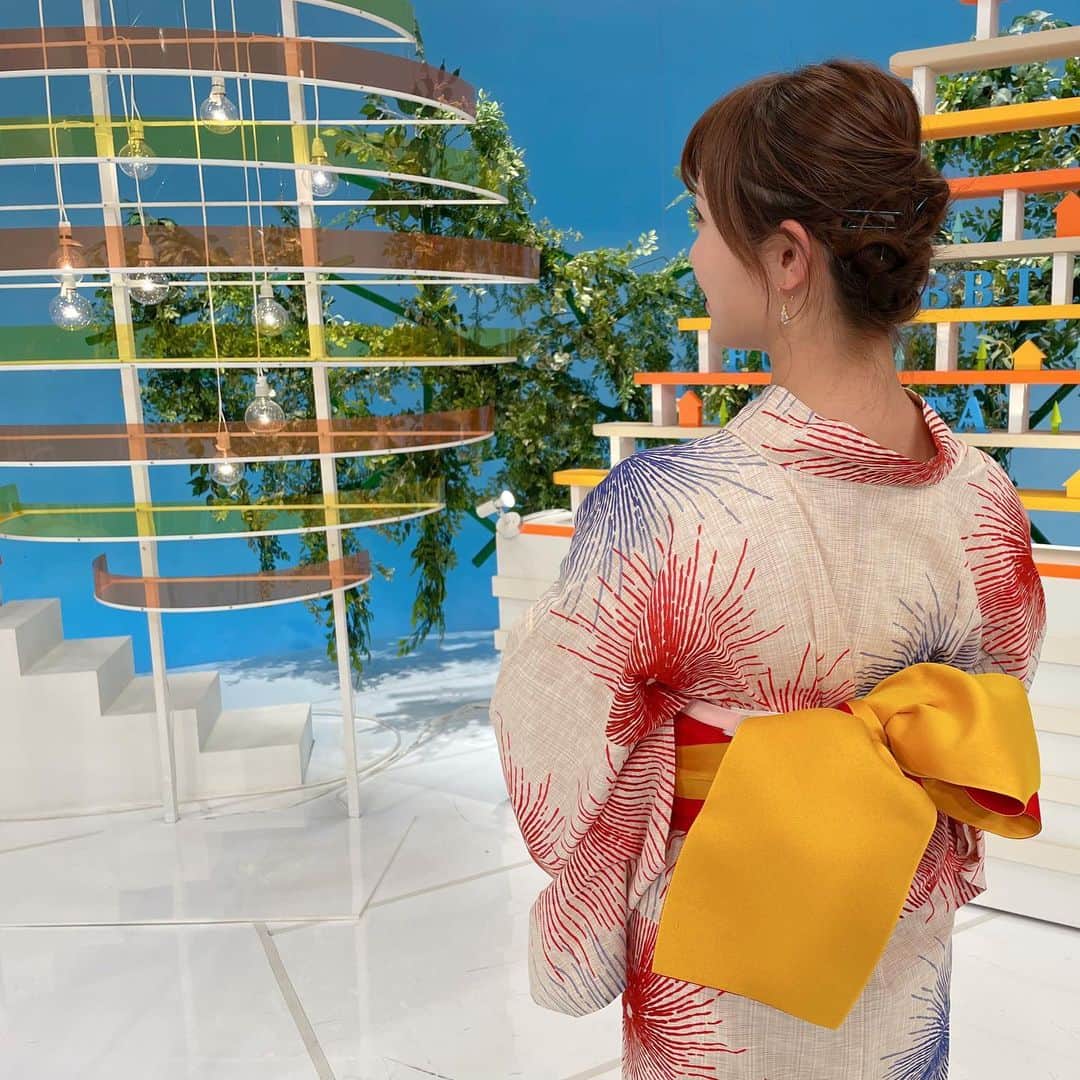南條早紀のインスタグラム：「【浴衣👘】  土曜日に着させてもらった浴衣☺️ 後ろの帯も可愛かったのです❤️  黄色×赤の帯、巻き方によって いろんな表情を見せてくれる😊 和服の奥深さを感じました✨  わたしはお恥ずかしながら 自分で着付けができないのだけれど やっぱり和服を着ると気持ちがピッと 引き締まって、わくわくして、 和服を着る機会に多く恵まれる 日本人でよかった〜💓と心から思います✨  またプライベートでも浴衣を着て、 花火大会やお祭りに 行ける日常が訪れたらいいなぁ！✨  …髪型はセルフだったので 見えないのをいいことに ヘアピンがたくさん🤣🤣🤣笑  ちなみに髪型は、 ハーフアップをクルリンパ、 降りてる髪を左右ふたつに分けて 三つ編みをして、ほぐして くるりんぱのあたりにピンでさしています！  私は後ろを気にせずぶすぶすピンを 刺しちゃったけど（笑） ピンの留め方ちゃんと意識したら 日常でも使えるかな☺️  #富山県 #富山市 #富山 #和服 #浴衣 #浴衣ヘア #浴衣デート #憧れ #👘 #富山テレビ #フルサタ #アナウンサー #南條早紀 #なんじょうのにちじょう」