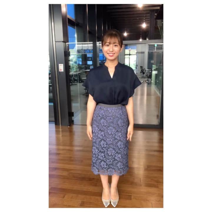 のインスタグラム：「👗 . 《Tue》 tops&skirt: @stola.jp  . 動画でも載せてという声を頂いたので きょうは初挑戦✨ . ネイビーのトップスは なかなか衣装でないから新鮮でした！ 撮影者は誰でしょう🙄？ . 最近ちょっと食べすぎてるので痩せます🤏笑 . #衣装 #コーデ #アナウンサー #全身コーデ #ootd #stola #ストラ」