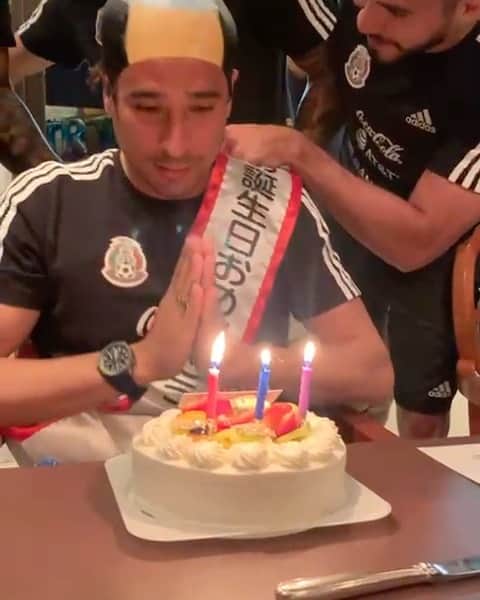 ギジェルモ・オチョアのインスタグラム：「GRACIAS a todos por sus mensajes y buenos deseos, soy un afortunado y un privilegiado el poder pasar mi cumpleaños casi siempre durante estos 17 años en selección … mi 2da Familia y haciendo lo q me apasiona; siempre disponible al 100% y con una sonrisa hasta el ultima día q me toque vestir este escudo! #NoMemoNoParty 🥳🔥🙏」