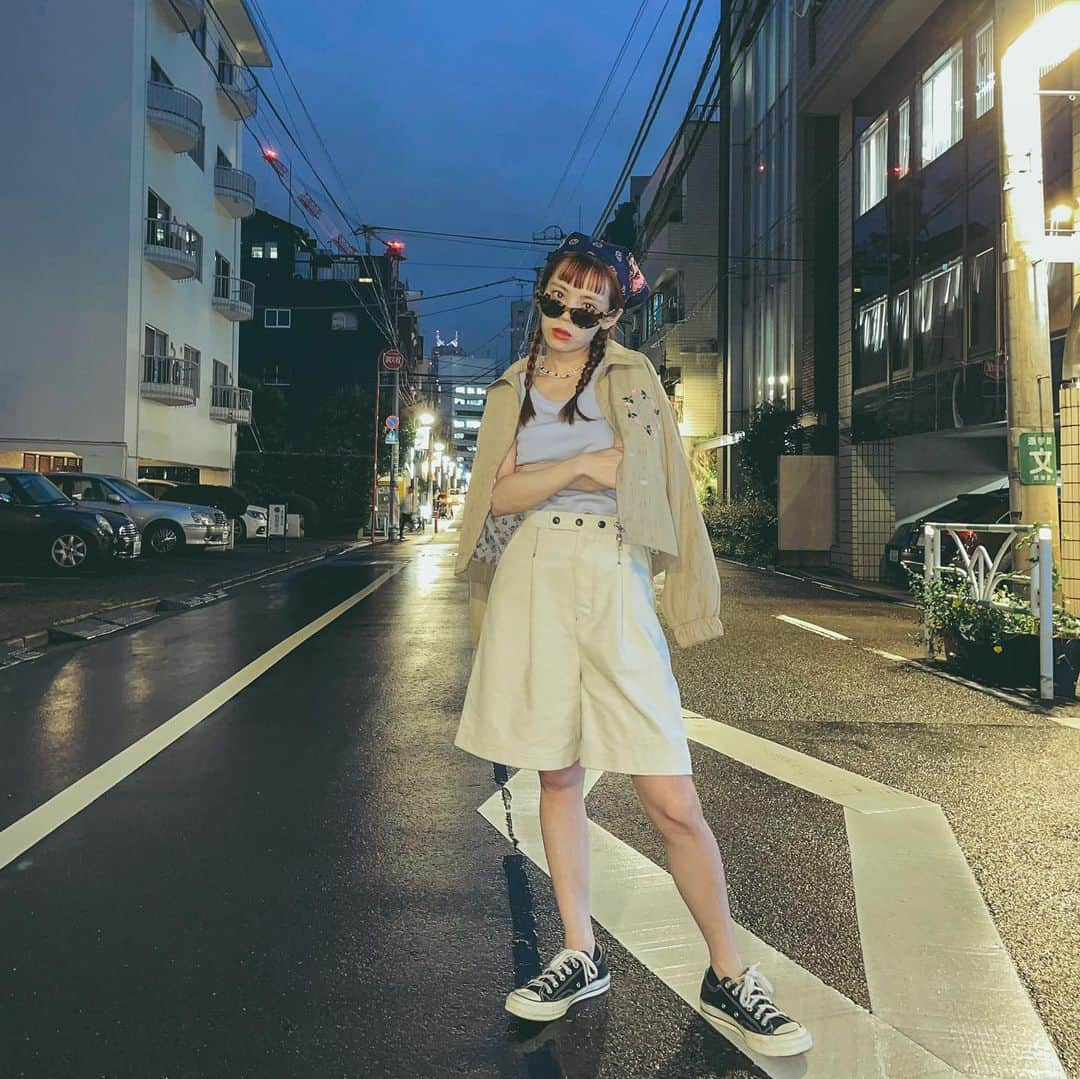 瀬戸あゆみさんのインスタグラム写真 - (瀬戸あゆみInstagram)「あ、め〜☔️  このパンツ、形とボタンの配色がめちゃくちゃかわいい！ コーデュロイ素材なので秋まで着れたらいいなと思ってる❤︎ 脚が細く見える長さ、シルエットで作ってます。 @dear_sisterhood の夏服、まだまだこれからたくさん着ます😌 (この時は雨が降ってきて肌寒くてジャケット肩がけしてる)  #dearsisterhood  #ayumi_outfit」7月13日 21時19分 - setoayumi