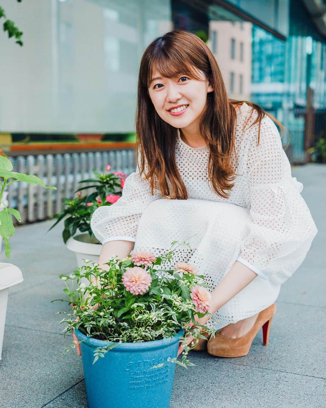 尾崎里紗さんのインスタグラム写真 - (尾崎里紗Instagram)「バゲットガーデンの近況報告🌻  新たな仲間が増えました！ 1枚目はジニアと言って、夏の暑い時期にも強い品種だそう。ハッキリした色味の多かった中で、はじめてのくすみピンク！センニチコウ、ハゴロモジャスミンと共に寄せ植えしました💐  そしてそして！ 待ちに待ったひまわりも・・🌻 植えた1週間後に芽が！！ ひまわりの芽って、こんな風に出てくるんですね😭 なんだか愛おしいが募るガーデンです🌱🌱 . #バゲットガーデン #近況報告 #ミニトマトも順調です🍅」7月13日 21時19分 - ozaki.risa