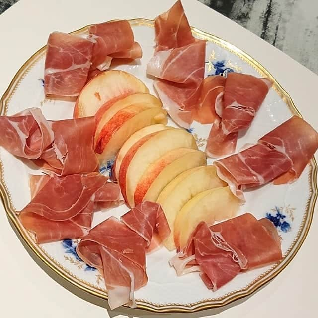 大地真央さんのインスタグラム写真 - (大地真央Instagram)「おうちごはん🍽🥂🍷 トラットリアもりた🇮🇹  ☆🇮🇹生ハムと桃🍑 ☆淡路玉ねぎ🧅 ☆グリーンアスパラガス ☆イカ墨スパゲティ🍝🦑 ☆イカとトマトのアラビアータ🍝🦑🍅 ☆ヒレステーキ🥩 ☆みかんゼリー🍊 ☆チョコレート🍫75% ☆☕☕🥃   #トラットリアもりた 🇮🇹 #森田流 #イタリアン #イタリアン生ハム #桃 🍑 #淡路玉ねぎ 🧅 #イカ 🦑 #もりた捌いた #トマト 🍅 #デザート #千疋屋 #venchi #家でお料理 #お家ご飯 #有意義な時間 #大地真央 #食べる人 😁 #ステーキ焼いた 🥩 #MAODAICHI #森田恭通 #作って食べる人 😅 #yasumichimorita」7月13日 21時42分 - daichimao_official