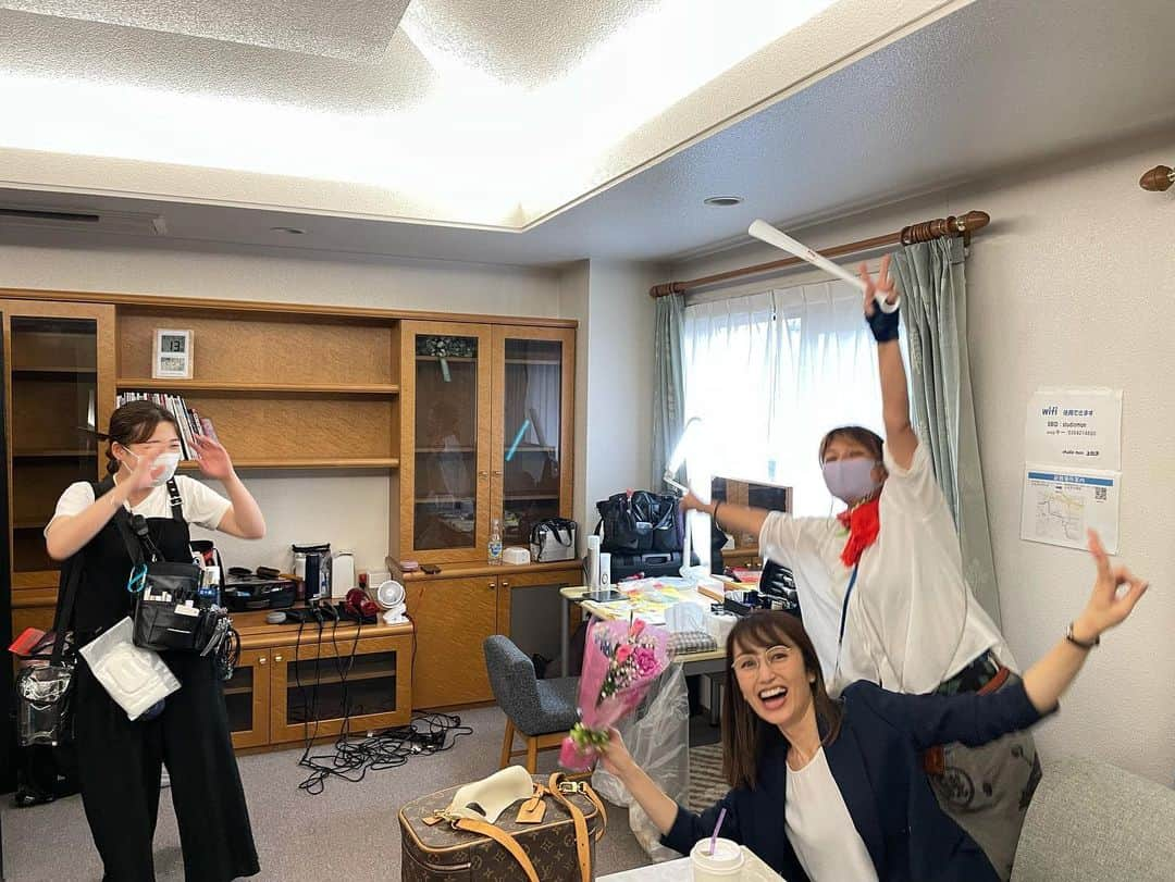 矢田亜希子さんのインスタグラム写真 - (矢田亜希子Instagram)「そして本日クライマックスシーンでクランクアップ‼︎ #ドラマ#クランクアップ#ありがとうございました‼#眼鏡#役柄#役衣装︎ 皆様にはまだまだ先になりますがまたご報告させてください #右に写っている方は私のインスタに載りたがる持ち道具担当のスタッフさんですw#面白すぎる#みんな楽しくて大好き#のりのりw#お疲れ様でした‼︎」7月13日 21時49分 - akiko_yada