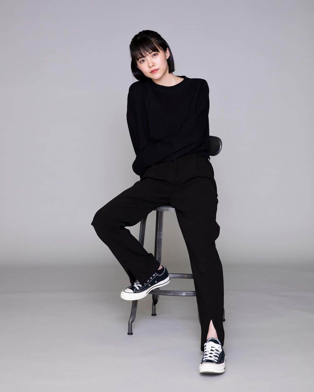 志田彩良のインスタグラム：「・ 発売中の「SENSE」8月号 【お洒落有名人たちのスニーカースナップ】 という巻頭企画に前回のTシャツ特集に引き続き 参加させて頂きました！！🙇🏻‍♀️ SENSE公式YouTubeには インタビュー動画も掲載されていますので 紙面と合わせて是非ご覧頂けたらと思います👟👟」