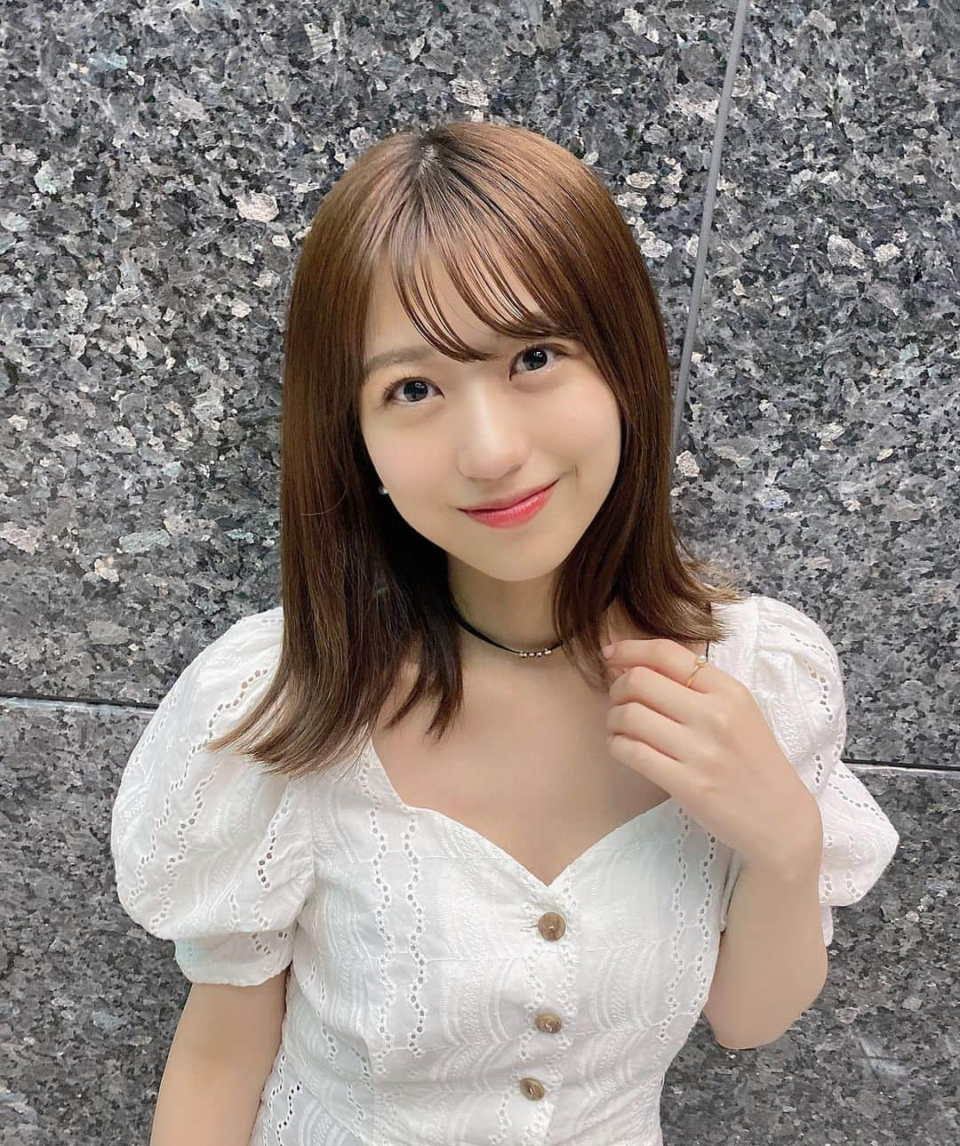 篠崎彩奈さんのインスタグラム写真 - (篠崎彩奈Instagram)「. 暑い日は可愛い白シャツを ついつい着ちゃいます☺️  昨日全身も載せたけど 形が可愛くてお気に入り💌  本日もみなさんお疲れ様です☺︎  @snidel_official  #白シャツ #白シャツコーデ #なんコーデ」7月13日 22時09分 - ayana.s_official