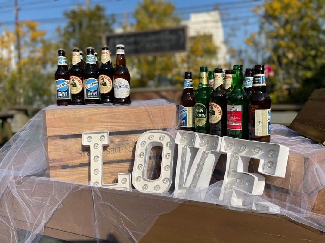 ホテルマリターレ創世　久留米（ソウセイ）のインスタグラム：「ガーデンにて、オシャレな外国産ビールを片手に過ごすのも楽しいですよ^_^  ホテルマリターレ創世館内には、イタリアンガーデンと日本庭園の2つのガーデンがあります！ ウェルカムパーティーやデザートブュッフェやゲストとの写真タイムなど、海外ウェディングのようなシーンが叶います😊  撮影スポットもたくさんあり、2つのチャペル、イタリアンガーデン、日本庭園、フォト専用スタジオとご希望に応じた撮影が可能です😊 お二人の雰囲気に合わせて撮影させていただいております！  フォトウェディングや前撮りにて、想い出に残る写真を残しませんか？？  ご親族様での会食をする方も増えてきており、会食前のフォトプランや、会食中にゲストみんなで撮影など、ロケーションを活かしたプランもあります😊  インスタDMやホームページブライダルフェアにてご予約・お問い合わせください！  専属のベテランプランナーが、ご希望に合わせてご提案させていただきますので、初めての方もご安心ください😊  久留米で和と洋を合わせ持ち、衣装も豊富な特別な会場にて大切な想い出をご一緒させてください😊  #久留米花嫁 #マリターレ創世  #マリターレ創世久留米  #久留米  #久留米フォトウエディング  #久留米フォト婚  #久留米結婚式  #久留米結婚式場  #久留米ウェディング  #庭園フォト  #チャペルフォト  #写真にこだわる  #セリエンス  #ガーデンウェディング  #ガーデンフォト  #久留米親族婚 #久留米少人数婚  #久留米市  #特別な場所  #気持ちを撮影 #久留米ホテル  #フォトウェディング久留米 #和と洋の融合  #treehouse  #互助会」