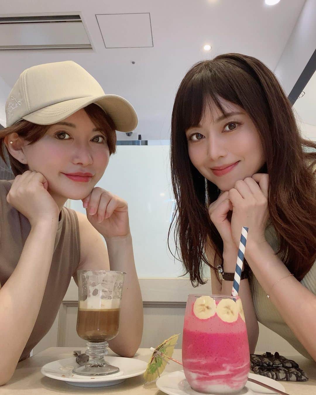 里美ゆりあのインスタグラム：「@akiho__yoshi とCafeデート💓  いつ会っても癒しで安心感がある とっても素敵な女性🌟  #吉沢明歩 #里美ゆりあ #レジェンド #friends」