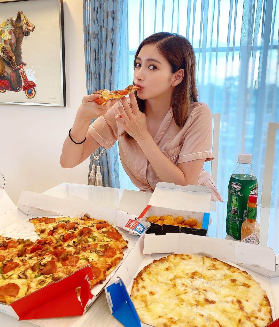 得あゆさんのインスタグラム写真 - (得あゆInstagram)「ある日のチートデーです🍕(毎日。)  ピザって私の中でご飯に含まれない。 おやつ。だからたくさん食べてもいい。 自分勝手なルールですね🥰笑 ・ ・ ・ ・ ・ ・ ・ ・ ・ ・ ・ ・ ・ ・ ・ ・ ・ ・ ・ ・ #出前#ドミノピザ#ピザ#パン#デザート#ピザパーティー#ウーバーイーツ#チートデー#おうちカフェ#おうち時間#おうち#パジャマ#部屋着#すっぴん#産後ダイエット#子育てママ#ママファッション#夫婦生活#赤ちゃんのいる暮らし#家族ごはん#夜ごはん#ディナー#惣菜パン#大食い#大食い女子#pizza#pizzatime#domino#pajamas#cheatday」7月13日 22時04分 - tokuayu819