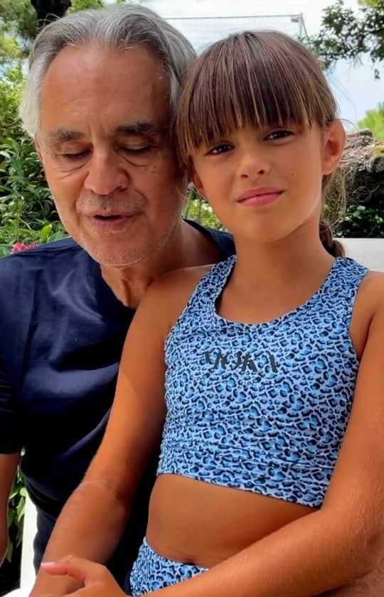 バネッサ・フェラーリのインスタグラム：「🎼😍 Ringrazio @andreabocelliofficial e la sua splendida bimba Virginia, per il sostegno e l'incoraggiamento!🙌💙 Quando sarete davanti alla TV 📺 e sentirete questa musica, sappiate che sarà dedicata a tutti voi, perché vi porterò con me!💙🇮🇹  Grazie infinite a @fabioarmiliato ,  @federica.quara e @maurizio__campo per aver creato questa versione apposta per me.💪😍 Non vedo l'ora di farla sentire in tutto il mondo! 🌏 Pronti a partire con me e che il grande sogno abbia inizio!✈😉  #VanessaFerrari #gymnastics #italiateam #ginnasticaartistica #bigdream #contepartiró」