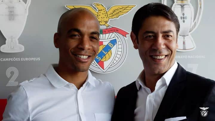 ジョアン・マリオのインスタグラム：「Muito feliz pelo primeiro dia como jogador do @slbenfica! Chego com muita vontade, determinação e desejo de dar 200% de mim em todos os momentos pelo Clube. Que seja o início de uma grande e longa caminhada juntos 🔴⚪️」