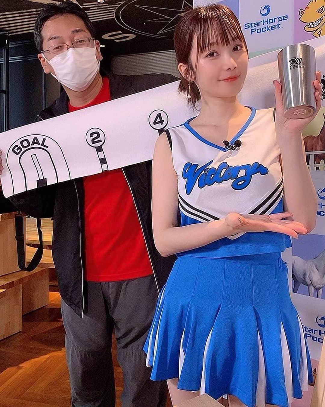 さくまみおのインスタグラム：「スターホース情報局見てくれた皆さん、ありがとうございました︎︎！！！ ゲストの岡Pと一緒に︎︎☺︎  秘書イベに合わせてそっくりなチアガール衣装でMCをさせていただきましたが、スタッフさんが私をどれだけ細いと思ってくれていたのか極細な衣装で(๑꒪ㅁ꒪๑)" ここ数日お腹周りのダイエットをしておいて本当によかったと思いました( ಠ_ಠ)笑 入らなかったら申し訳なさすぎるところだった😂💦  しかし33歳でチア衣装を着る機会があるとは… 小学生の頃CCさくらに憧れてチアリーダー部に入りたかったからなんだか嬉しかったです☺️(色々多めに見てください←)  #SEGA#スターホース情報局#コスプレ#さくまみお#美ボディ研究部#部長#チアラサー」