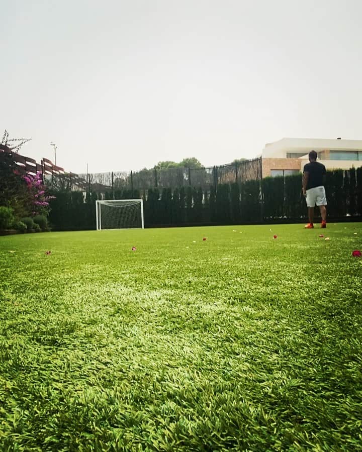 ハビエル・パストーレのインスタグラム：「Seguimos con todo ! 💪⚽️」