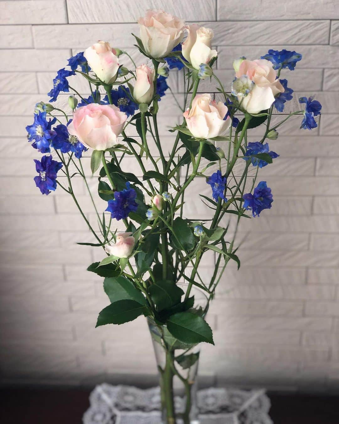 純名里沙さんのインスタグラム写真 - (純名里沙Instagram)「今週のお花は💐 薔薇🥀とデルフィニウム💠 今週は青に惹かれてます。。^_^  さて、  7月25日（日）パーシモンホールでのコンサート、8月1日（日）せんがわ劇場でのライブ共にお陰様でチケット好評発売中です🍀✨  せんがわ劇場の方はイープラス販売枚数が終了致しまして🙌✨ムジカキアラでの販売の【残席４席】のみとなりました‼️このご時世に、本当にありがとうございます🍀😭❤️  7月25日のめぐろパーシモンホールの方はまだお入りいただけます✨^_^🎶  両方とも通常の半分の客席数で、一席づつ空けてお座りいただく様に配席致しますので安心してゆったりとご覧いただけるかと思います🎶🍀✨  是非ぜひ、ご都合宜しければご来場くださいませね🤲  ✨チケットの御用命・お問い合わせは🎫✨  ●ムジカキアラ TEL：03-6431-8186（平日10:00～18:00） MAIL：　info@musicachiara.com ※チケット郵送料150円が別途かかります。 ※メールでお申込みの方はinfo@musicachiara.com  よりメールを受け取れる設定をお願いいたします。  まで、ご連絡下さいませ🍀✨ 心よりお待ち申し上げております❣✨  #純名里沙  #risajunna #めぐろパーシモンホール小ホール  #コンサート　#ピアノ　#藤原新治さんと　#せんがわ劇場　#ギター　#笹子重治さん　#せんがわ劇場残席4席です！　#パーシモンホール小ホールはまだはいれます！　#ご来場心よりお待ちしております✨ #感謝🥲💓」7月13日 22時26分 - risajunna3158