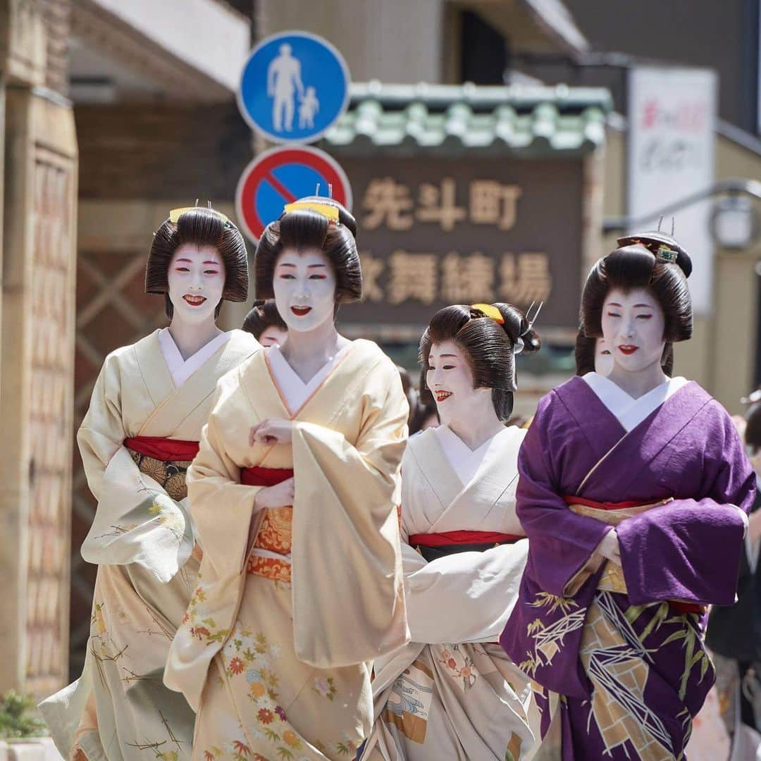 尾上菊之丞さんのインスタグラム写真 - (尾上菊之丞Instagram)「先斗町の映像による『鴨川をどり』が遂に配信スタートしました！改めてご協力いただきました皆様に厚く御礼申し上げます。  普段の鴨川をどりの会場である先斗町歌舞練場の舞台だけでなく、鴨川の川辺でその歌舞練場をバックにして撮影を行うなど、クラウドファンディングを通して多くの皆様にご協力いただきましたお陰で、充実した撮影ができました。  コロナ禍の影響で撮影が延期に次ぐ延期。支援者の皆様には大変長らくお待たせいたしましたが、今はやっとご覧いただける喜びでいっぱいでございます。  同時にチケットぴあ《PIA LIVE STREAM》にて配信も行なっておりますので、そちらも是非ご利用ください！  https://t.pia.jp/pia/ticketInformation.do?eventCd=2110003&rlsCd=002  #鴨川をどり #京都 #先斗町 #芸妓 #舞妓 #花街 #尾上菊之丞 #クラウドファンディング」7月13日 22時46分 - kikunojoonoe3