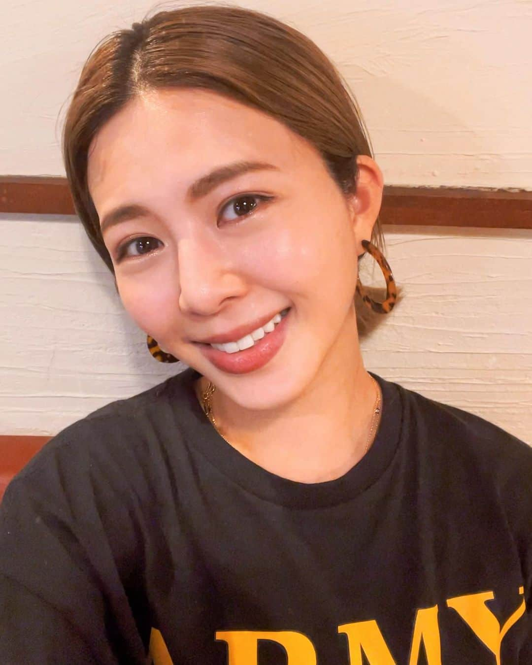 吉田夏海のインスタグラム：「暑いし湿気すごいから髪の毛ボンバーなるしすぐ結んでしまう☝️  多毛すぎて困る〜😵‍💫  いい感じにカットしてもらいたい今日この頃💭✂️」