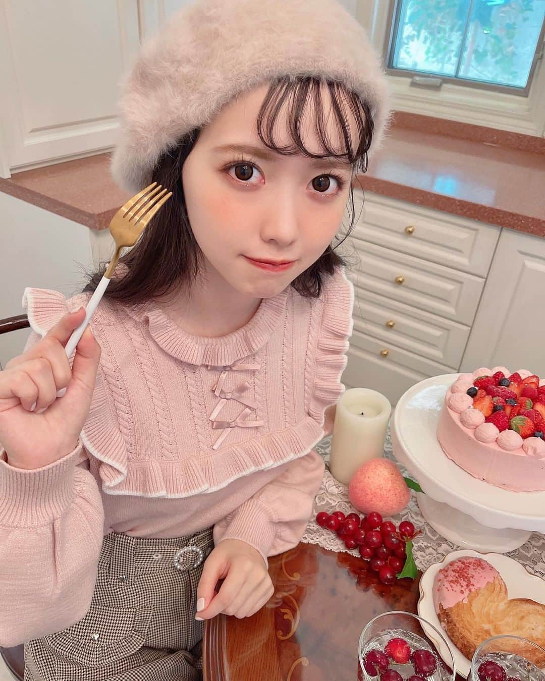 松本ももなさんのインスタグラム写真 - (松本ももなInstagram)「上目遣いできてますか??🥺🎂 ♡秋もとびきりかわいいお洋服♡  @honey_cinnamon_jp  ハニーシナモンさんの公式通販のデザインが秋コレクション仕様に変更されました♡ とーーってもかわいいので見てね🧸ིྀ  サイトもお店も私がいっぱいでしあわせで涙です😭🙏 ありがとうございます🎀ིིིིྀ WEB LOOK vol.1も公開されましたーー🍑  みんなのおかげで大好きな ハニーシナモンさんのカタログモデルさん✨ お店にはポスターも貼ってあります💫💫 うれしいよぉぉ♡  そして明日からいよいよ✨ 〖 Autumn Collection カタログ 〗 カタログフェアもスタートです♡  〈 配布店舗 〉 渋谷109店さん・梅田EST店さん・池袋サンシャインシティ店さん・公式通販サイトさん♡ ㅤ サイン入りカタログは 愛情と気持ちを沢山こめました_✍� ぜひGETしてくれたら嬉しいです♡  #ハニーシナモン #honeycinnamon #ハニシナ #autumn #秋服コーデ #秋服」7月13日 23時22分 - momona.1012