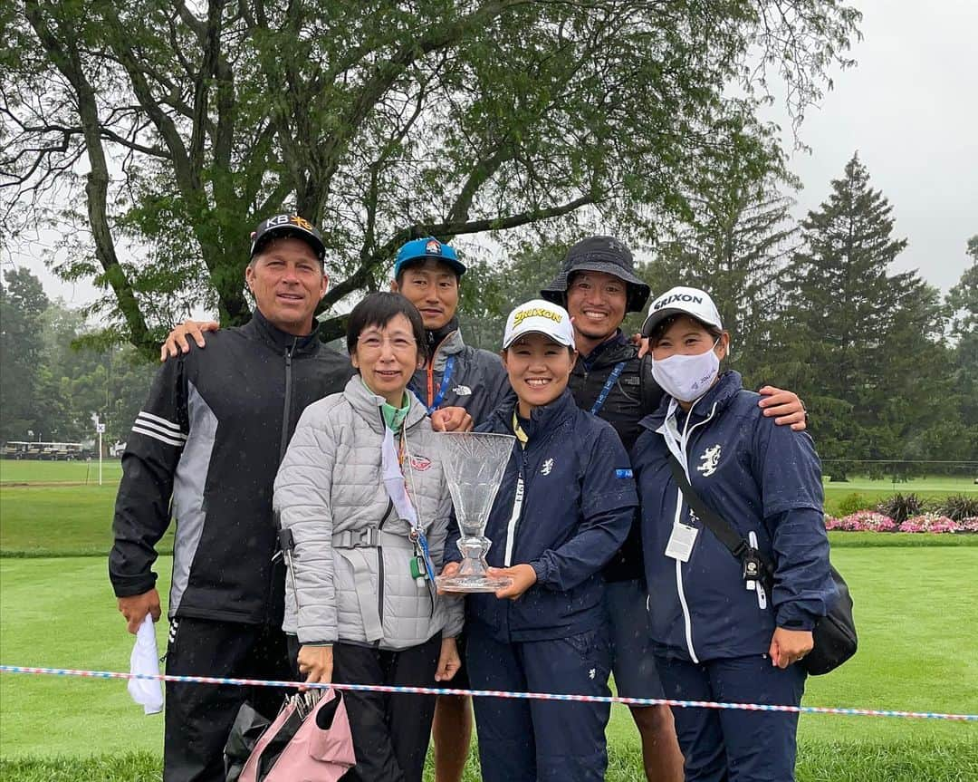 畑岡奈紗さんのインスタグラム写真 - (畑岡奈紗Instagram)「I’m honored to be the winner of the 2021 Marathon LPGA Classic Presented by Dana. Thank you very much to the sponsor Marathon,Dana and many other sponsors who made this possible. Thank you to LPGA. Thank you to Highland Meadows Golf Club Superintendent and maintenance staff who worked so hard to maintain the course during the horrible conditions. Thank you to all the wonderful volunteers and Fans! I look forward to coming back next year to win!  この度、Marathon LPGA Classic Presented by Danaで米ツアー4勝目を挙げる事が出来ました。 日頃からサポートして頂いているスポンサーの皆様、大会関係者の皆様、大会を支えてくださっているボランティアの皆様、いつも応援してくださるファンの皆様、本当にありがとうございます。  そして、今回残念ながら悪天候により3日間の短縮競技となってしまいましたが、最終日もギリギリまでずぶ濡れになりながらコースの整備をして頂いたHighland Meadows Golf Clubの皆様には感謝の気持ちでいっぱいです。  今シーズンまだまだ試合は続いていくので、体調管理に努めながら頑張りますので、引き続き応援宜しくお願い致します。 #アビームコンサルティング @Abeamconsulting #ダンロップスポーツ @dunlopgolf_official #日本航空#JAL @japanairlines_jal  #admiralgolf#アドミラル @admiral_golf_jp  #アディダス @adidasgolf  #山新」7月13日 23時41分 - nasahataoka