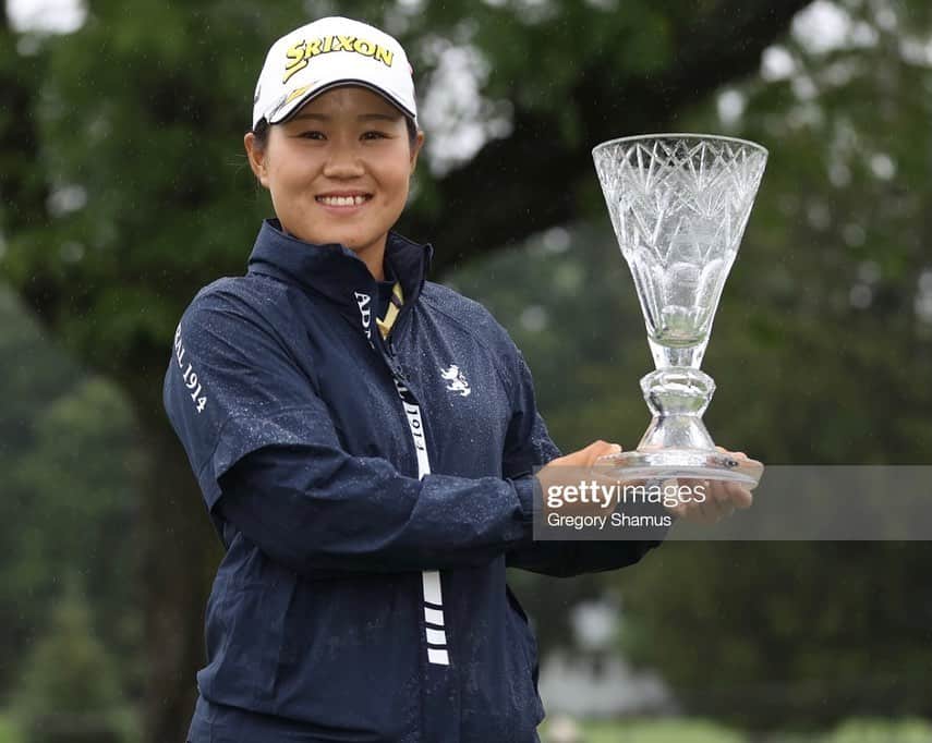 畑岡奈紗さんのインスタグラム写真 - (畑岡奈紗Instagram)「I’m honored to be the winner of the 2021 Marathon LPGA Classic Presented by Dana. Thank you very much to the sponsor Marathon,Dana and many other sponsors who made this possible. Thank you to LPGA. Thank you to Highland Meadows Golf Club Superintendent and maintenance staff who worked so hard to maintain the course during the horrible conditions. Thank you to all the wonderful volunteers and Fans! I look forward to coming back next year to win!  この度、Marathon LPGA Classic Presented by Danaで米ツアー4勝目を挙げる事が出来ました。 日頃からサポートして頂いているスポンサーの皆様、大会関係者の皆様、大会を支えてくださっているボランティアの皆様、いつも応援してくださるファンの皆様、本当にありがとうございます。  そして、今回残念ながら悪天候により3日間の短縮競技となってしまいましたが、最終日もギリギリまでずぶ濡れになりながらコースの整備をして頂いたHighland Meadows Golf Clubの皆様には感謝の気持ちでいっぱいです。  今シーズンまだまだ試合は続いていくので、体調管理に努めながら頑張りますので、引き続き応援宜しくお願い致します。 #アビームコンサルティング @Abeamconsulting #ダンロップスポーツ @dunlopgolf_official #日本航空#JAL @japanairlines_jal  #admiralgolf#アドミラル @admiral_golf_jp  #アディダス @adidasgolf  #山新」7月13日 23時41分 - nasahataoka
