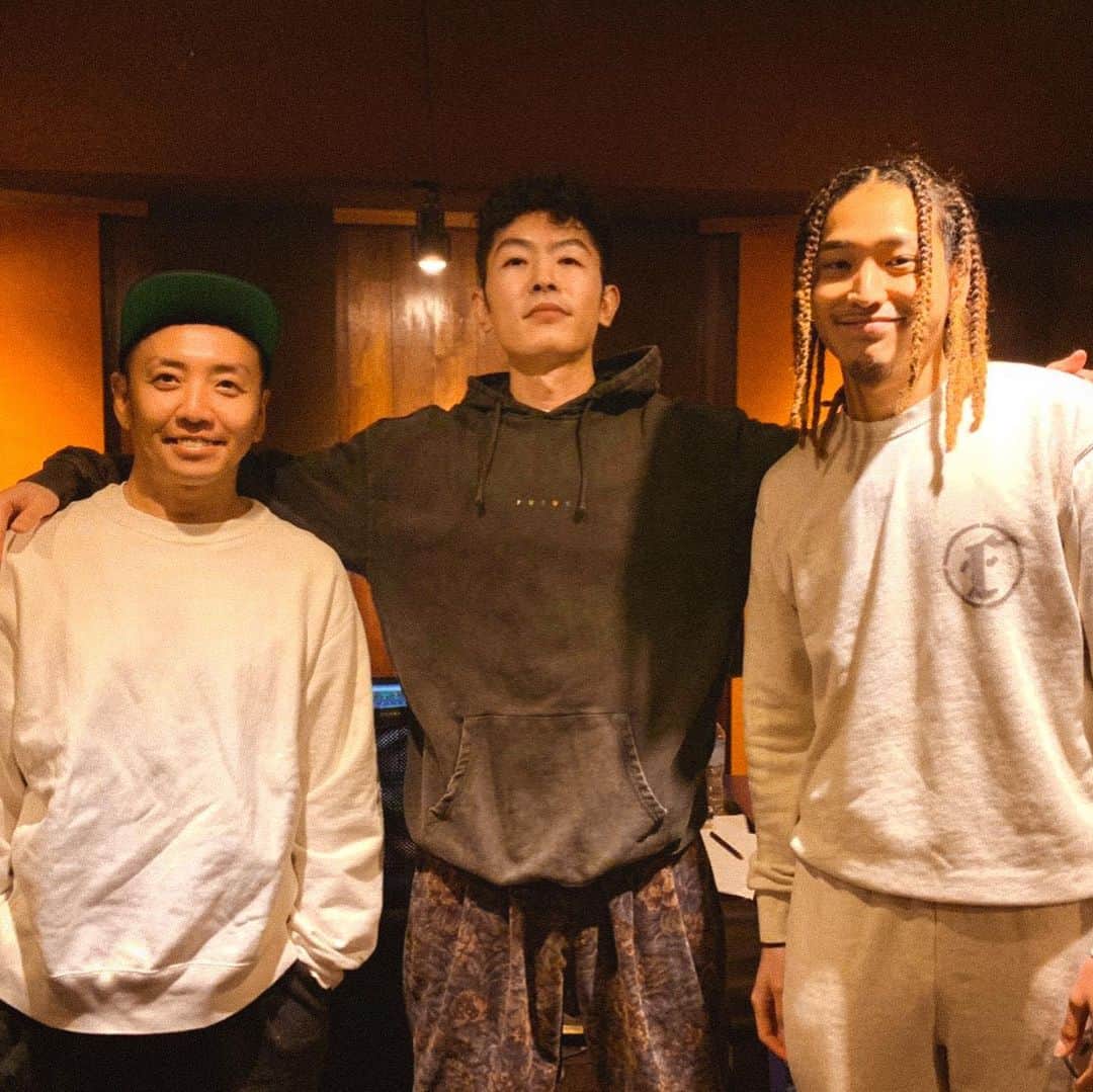 SONPUBのインスタグラム：「【📣RELEASE ALERT📣】 "VOYAGER" Available now!! 聴きまくってね (俺は余裕で1000回は聴いた)  写真はRec Studioにて🔥  MVも本日PM12時公開です💣  ♪ LINK IN BIO  #SONPUB #PES #YOSEA #VOYAGER」