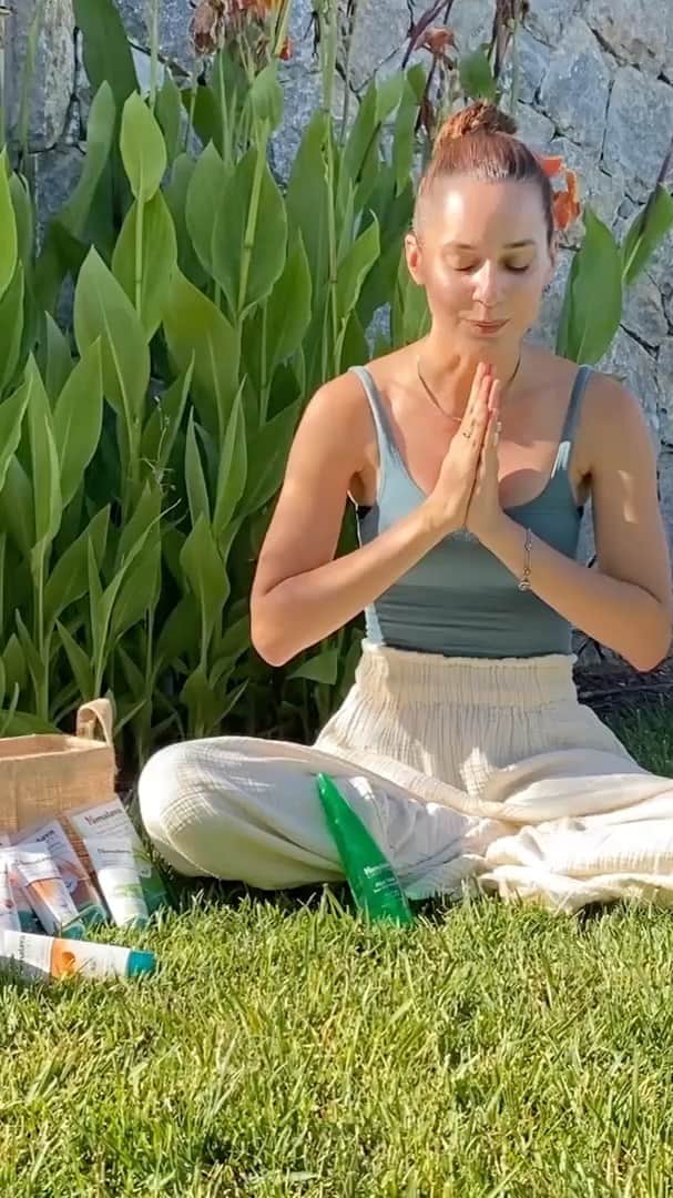 Sedef Avciのインスタグラム：「Harika keşif günü! Bir süredir denediğim ve çok beğendiğim bir ürünü sizinle paylaşmak istiyorum şimdi: Himalaya Aloe Vera Yüz Temizleme Jeli! Doğal içeriğe sahip bu inanılmaz ürün cildinizi temizliyor, nemlendiriyor ve sıcak havalarda rahatlatıyor. Himalaya Aloe Vera Yüz Temizleme Jeli, yaz bakım rutini için çok iyi seçim. Keşfetmek için şimdi Gratis mağazaları ve gratis.com’a bi' göz atın derim. 💜 @gratistr #işbirliği」