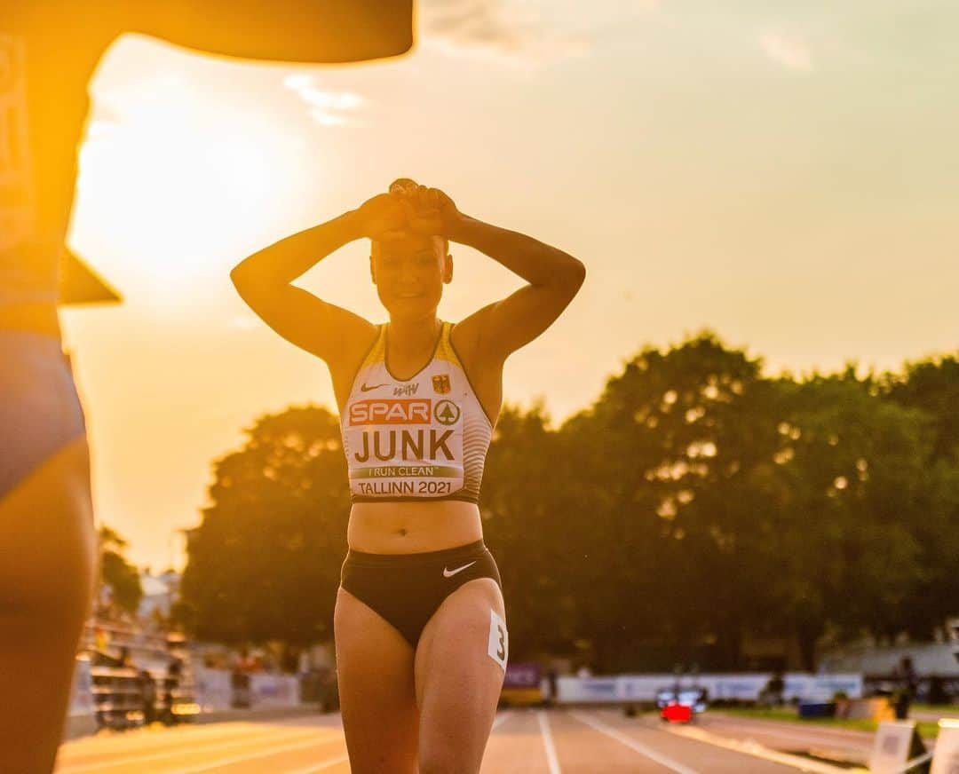 Sophia JUNKのインスタグラム：「GOLD & SILBER bei der U23 Europameisterschaft 🥇🥈   In einer neuen persönlichen Bestzeit von 22,87 Sek. konnte ich mir am vergangenen Wochenende Silber über 200m erkämpfen. Einen Tag später wurde das dann durch die Goldmedaille mit der 4x100m Staffel und einem neuen Meisterschaftsrekord getoppt.   Es hat wahnsinnig Spaß gemacht und ich bin immer noch etwas sprachlos…🙈  Außerdem bin ich überwältig wie viele Nachrichten und Glückwünsche ich die letzten Tage empfangen durfte. Ich bedanke mich von Herzen bei euch allen 💗   Ebenso möchte ich mich bei den Staffel-Mädels bedanken. Wir waren ein geiles Team und es hat richtig Bock auf mehr gemacht.  @iamkeshiabeverly @lillyykaden @talea_prepens @marina_schrzl @tinaaa_a   #trackandfield #europameister #puma #pumaathlete #silver #gold #sporthilferlp」