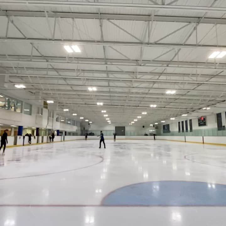 ヴォーン・チピアーのインスタグラム：「Shooks the cobwebs off another triple… #auraskates #johnwilsonblades #rgc #yeg #figureskating #tripletuesday #stillgotit」