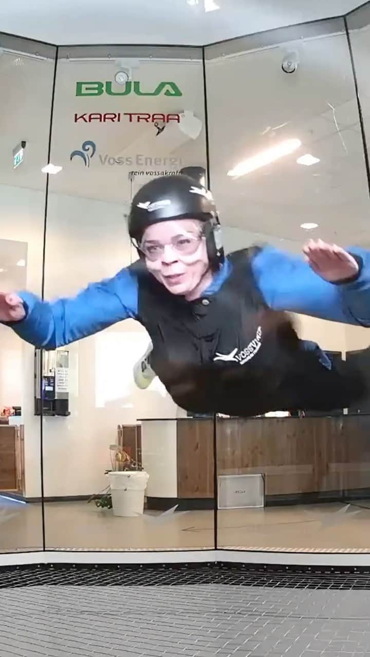 Inger-Lise Lillerovdeのインスタグラム：「annonse| Heldige oss som fikk prøve ut innendørs skydiving med @vossvind i helgen 🪂 Fyyy søren så gøy!! Både store og små koset oss gløgg 🙌🏼 Lite som slår et aldri så lite adrenalin kick 🤘🏼 Og dette ga oss virkelig lysten til å prøve mer! Kanskje ikke så enkelt som man skulle tro, da det må litt teknikk til for faktisk å greie å fly 😅 Men man merker stor forskjell bare fra den ene flyvingen til den andre.. Endatil Mika på 5 år fikk fly! Veldig kjekt å kunne gjøre noe sånt sammen som familie 🤍 Vi kommer garantert tilbake @vossvind !! Takk til Trude -den dyktige instruktøren vi hadde 🙌🏼 Og dere -skal dere til eller forbi Voss engang bør dere absolutt teste ut det her -kick!!  Ser det ikke gøy ut vell??」