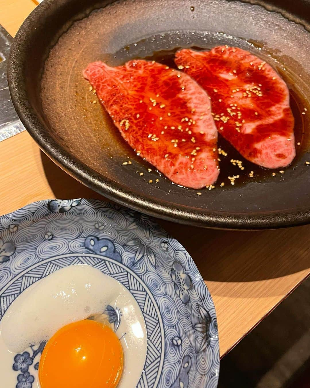 サキ吉さんのインスタグラム写真 - (サキ吉Instagram)「大好きな焼肉🥩‪🔥 今回は六本木にあるヘルシー焼肉の にく稲に行ってきました🤤💛 @nikuine ． 雪むろ芳醇和牛を楽しめる焼肉屋さんなの🐮 もうね、どれが1番って決められないくらい美味しかった……😱❤️ お肉だけじゃなくてサラダやお土鍋で炊いた米も美味しくて🌾✨ ． しかもここの焼肉屋さんがなぜヘルシー焼肉かと言うと🙆‍♀️✨ ロースターにこだわってて、 網が水のパイプになってるの😳💥 その上で遠赤外線でじっくり焼くからお肉も柔らかくて余分な脂が落ちるんだって🥰 初めてのロースターに大興奮🤣 もう普通のロースターで焼いたお肉食べれなくなるくらい柔らかい！😱💓 煙も出なくて臭い全くつかなかった👌 デートにも女子会にもピッタリ❤️ ． リピート決定だよ🥺❤️‍🔥❤️‍🔥❤️‍🔥 みんなも行ってみてー❤️‍🔥 ． #にく稲　 #雪むろ芳醇和牛　 #東京焼肉　 #個室焼肉　 #pr @nikuine　 ◆住所 東京都港区六本木3-17-2　MF六本木3F http://tabelog.com/tokyo/A1307/A130701/13240512/」7月14日 13時23分 - sakikichi1201